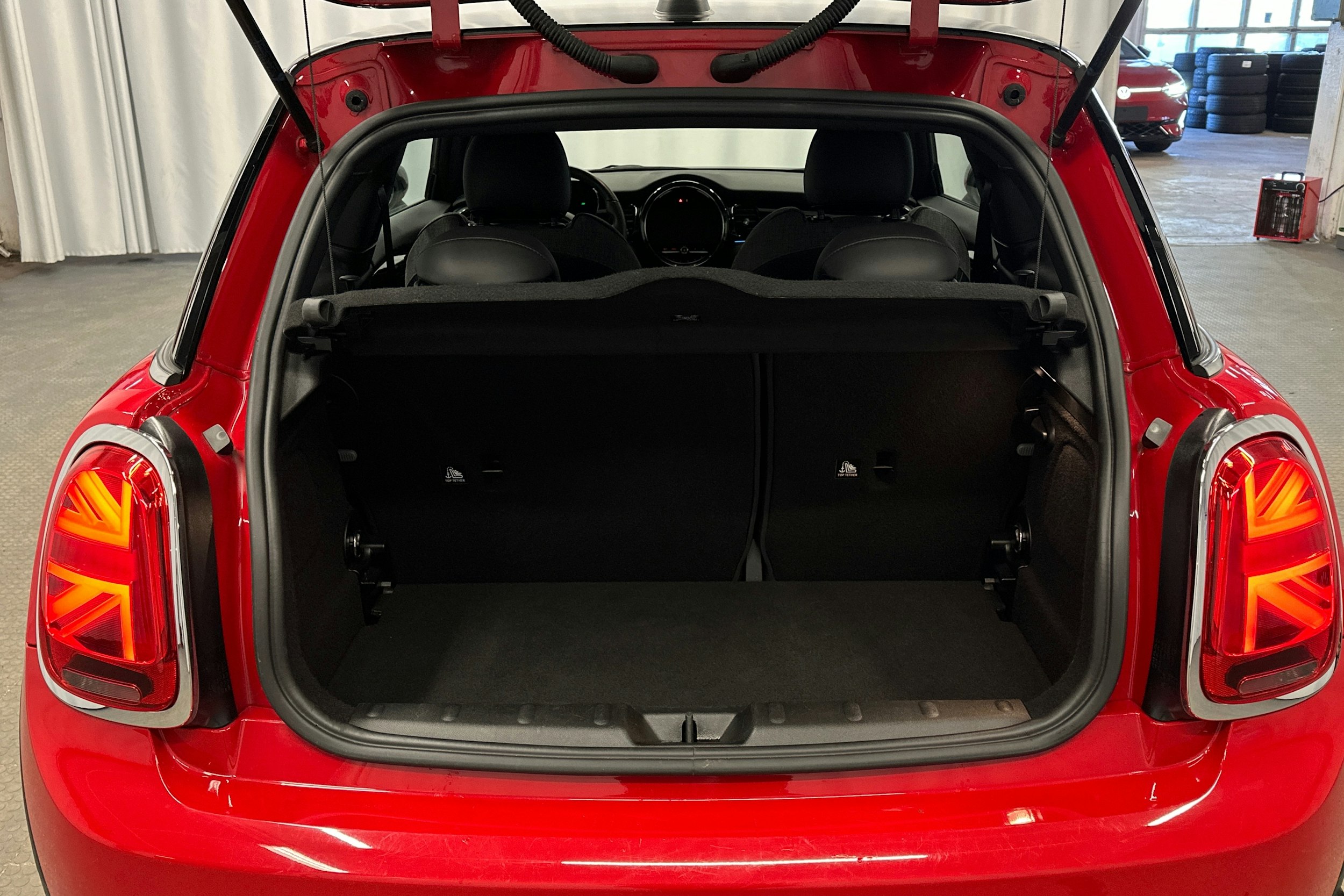 punainen Mini Hatchback 2023 kuva 14.