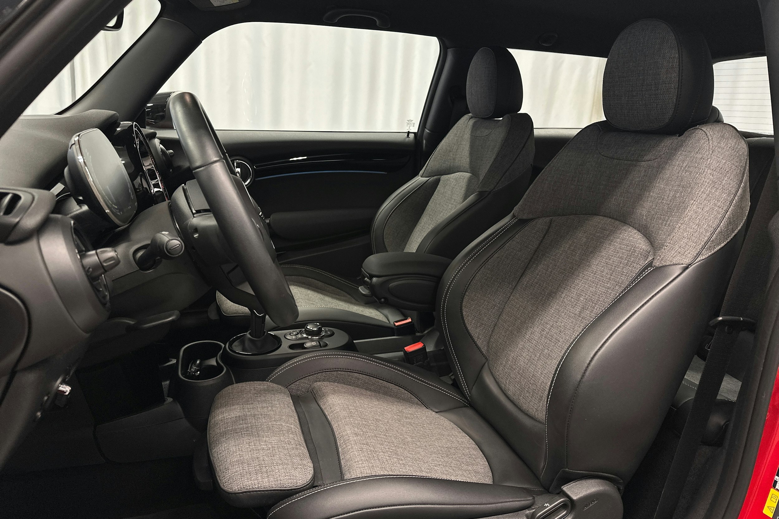 punainen Mini Hatchback 2023 kuva 15.