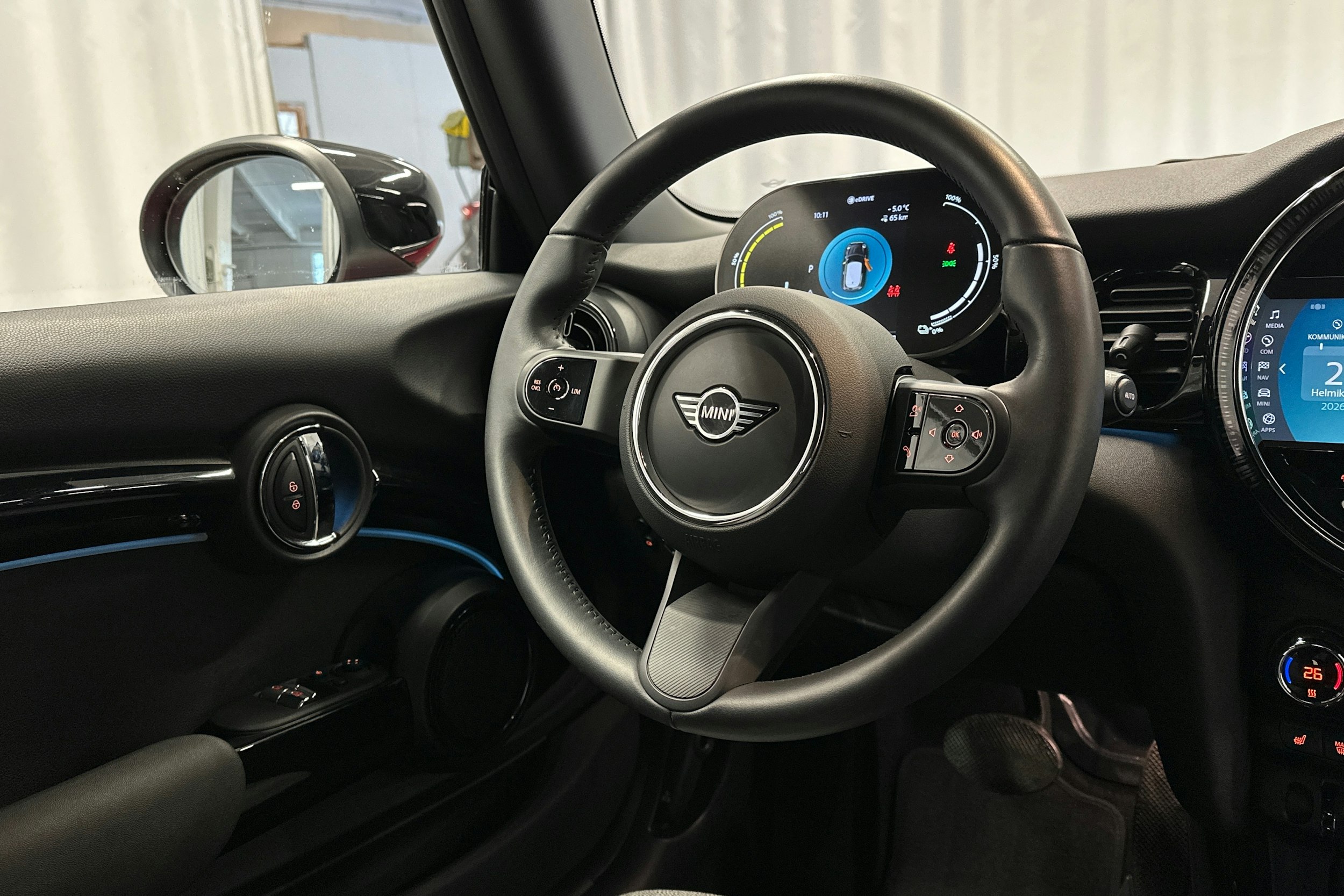 punainen Mini Hatchback 2023 kuva 17.