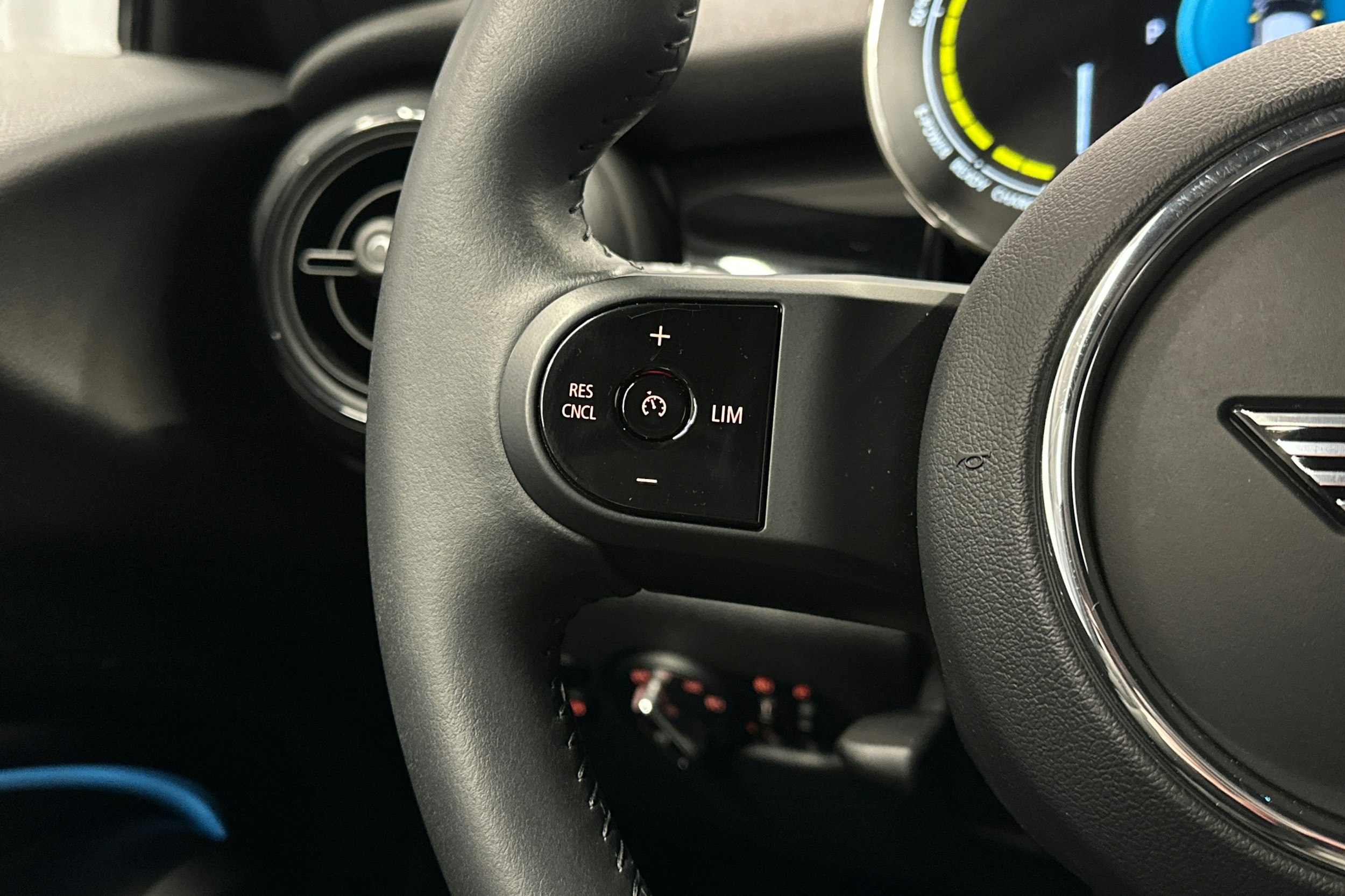 punainen Mini Hatchback 2023 kuva 18.