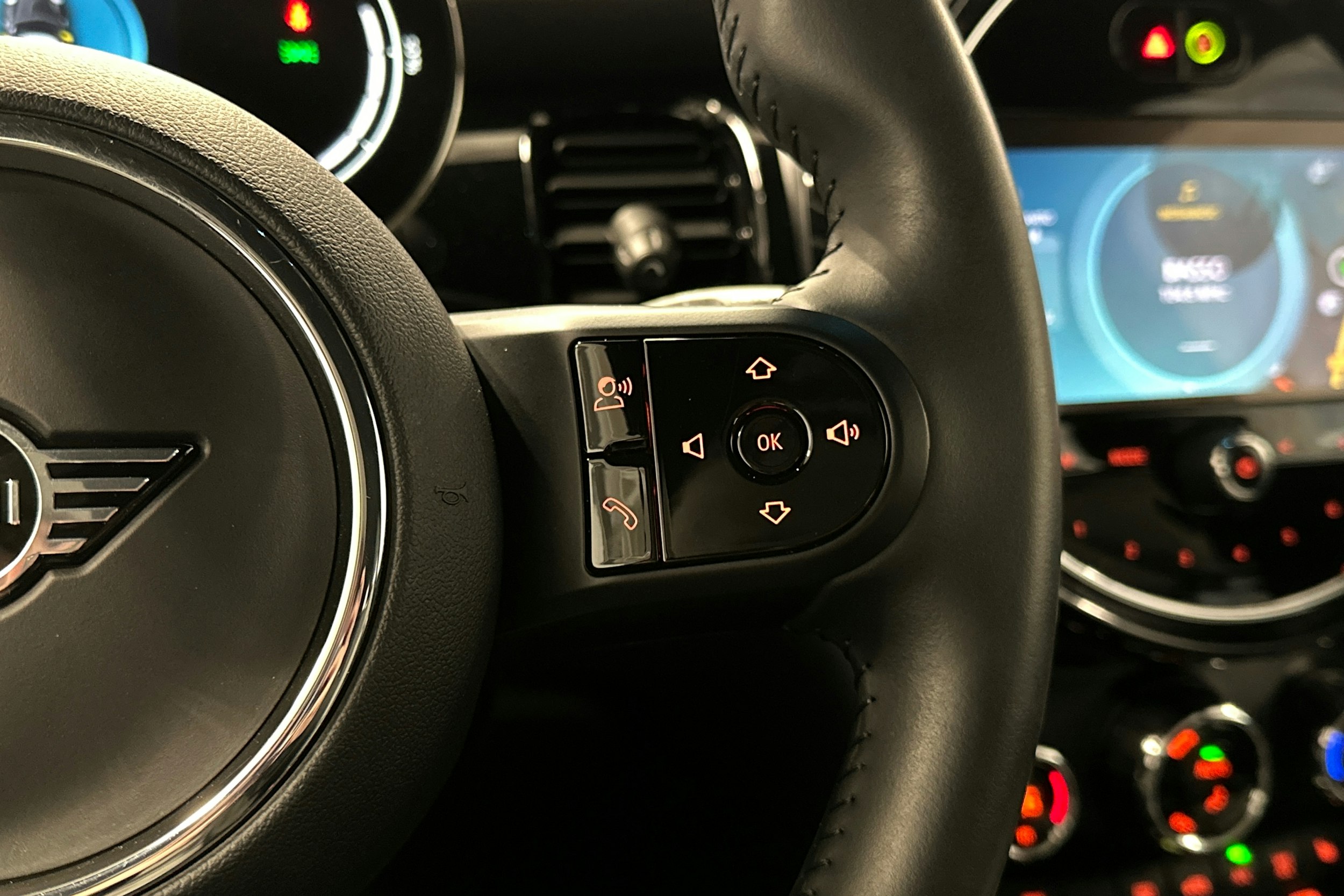 punainen Mini Hatchback 2023 kuva 19.