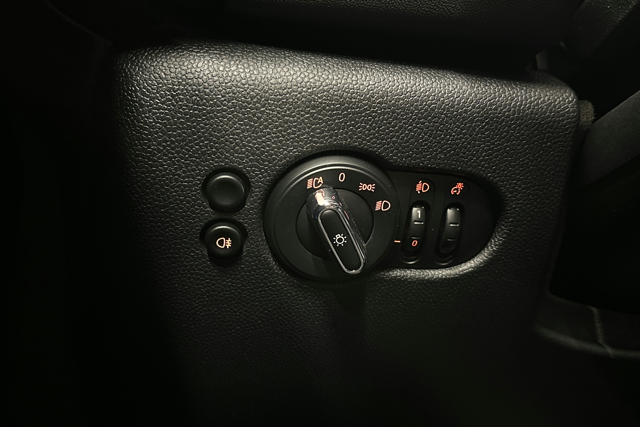 punainen Mini Hatchback 2023 kuva 20.