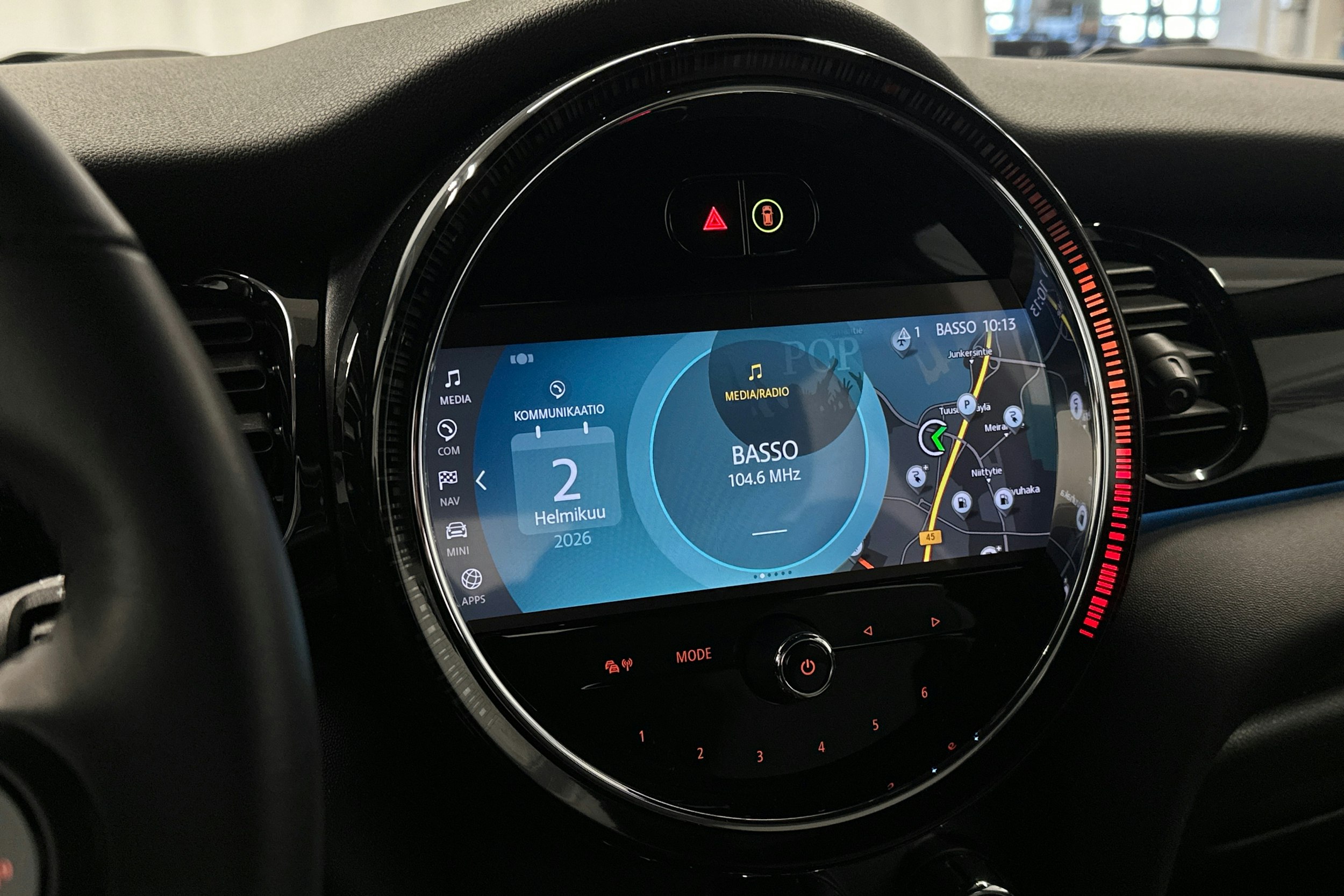 punainen Mini Hatchback 2023 kuva 22.