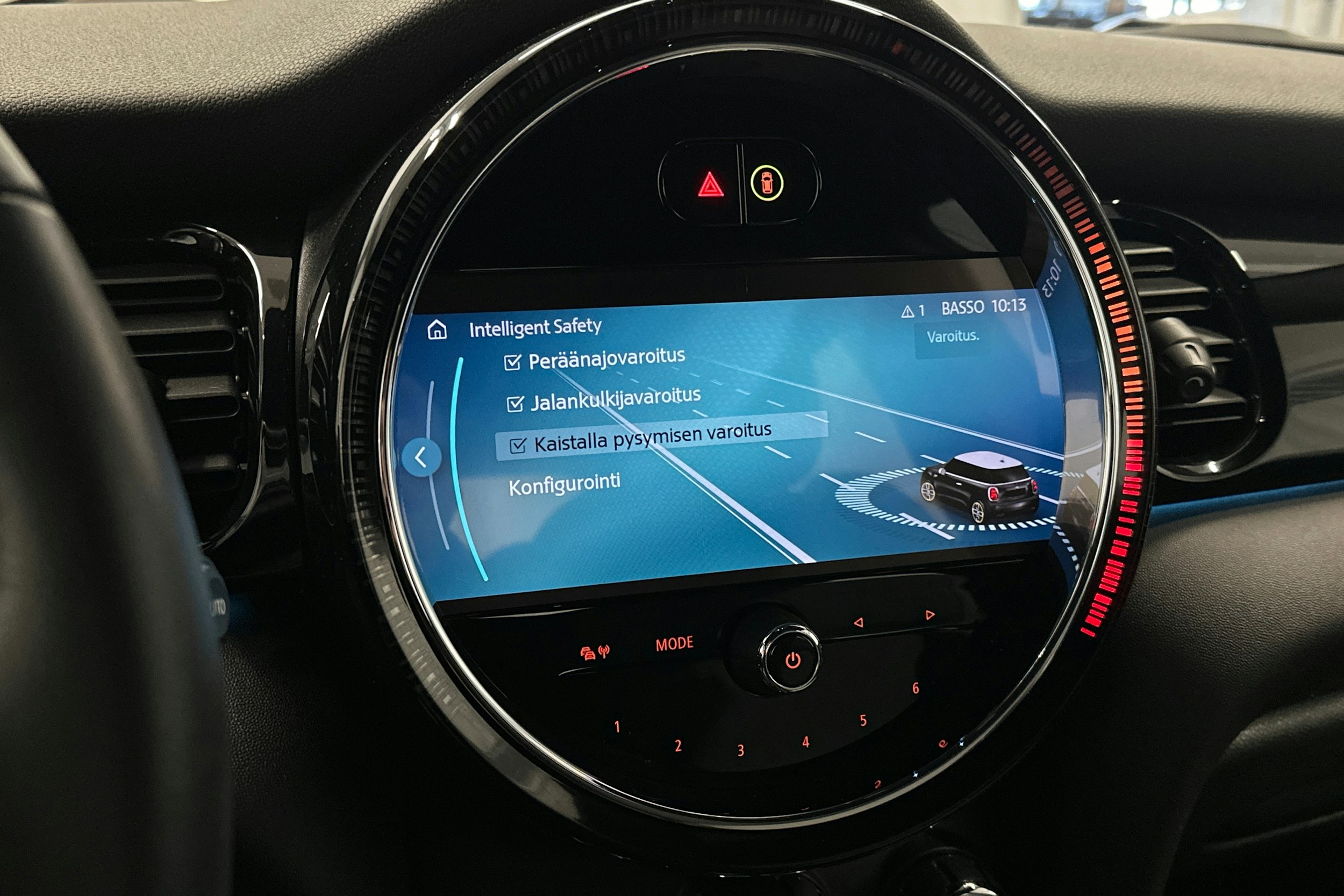 punainen Mini Hatchback 2023 kuva 24.