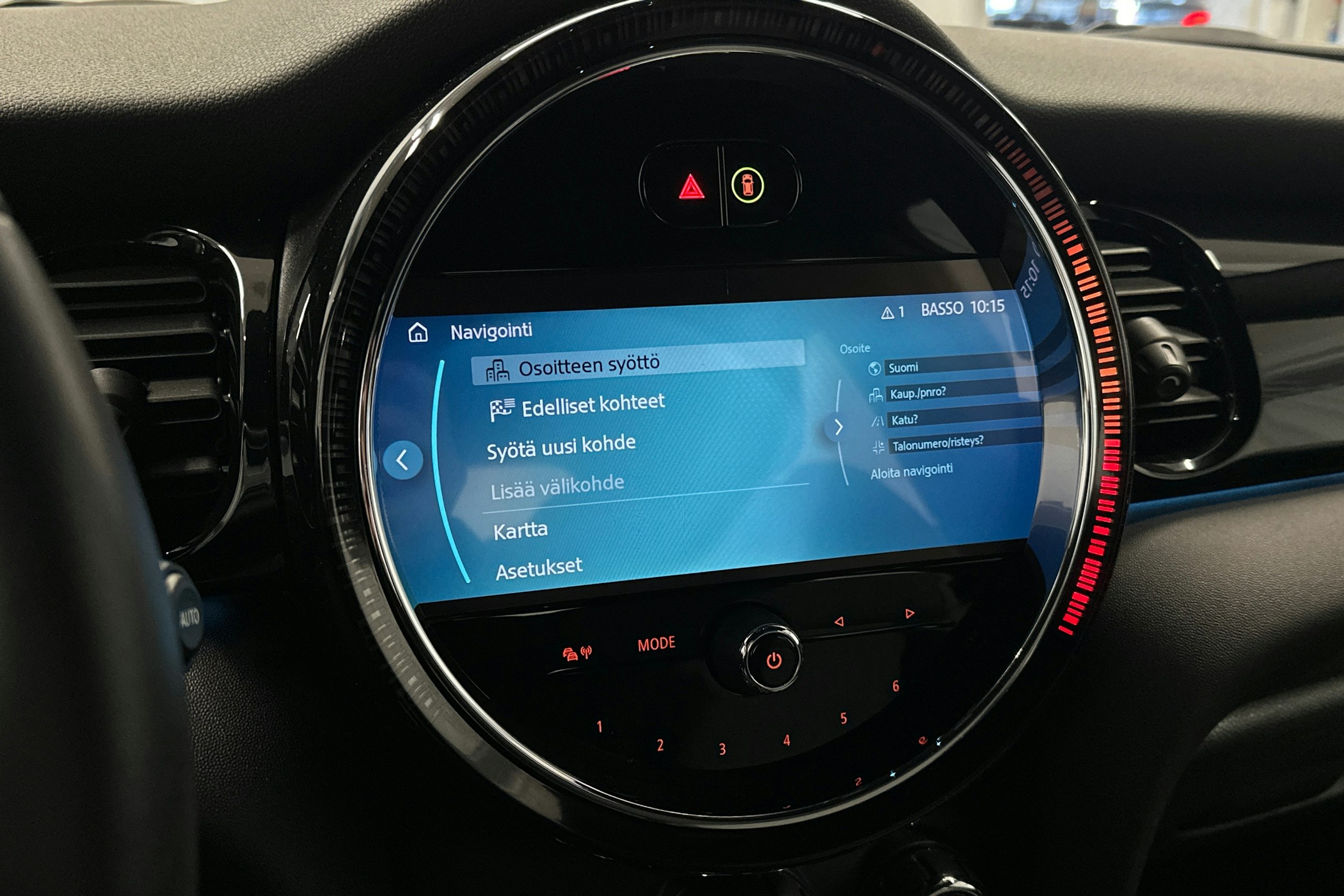 punainen Mini Hatchback 2023 kuva 27.