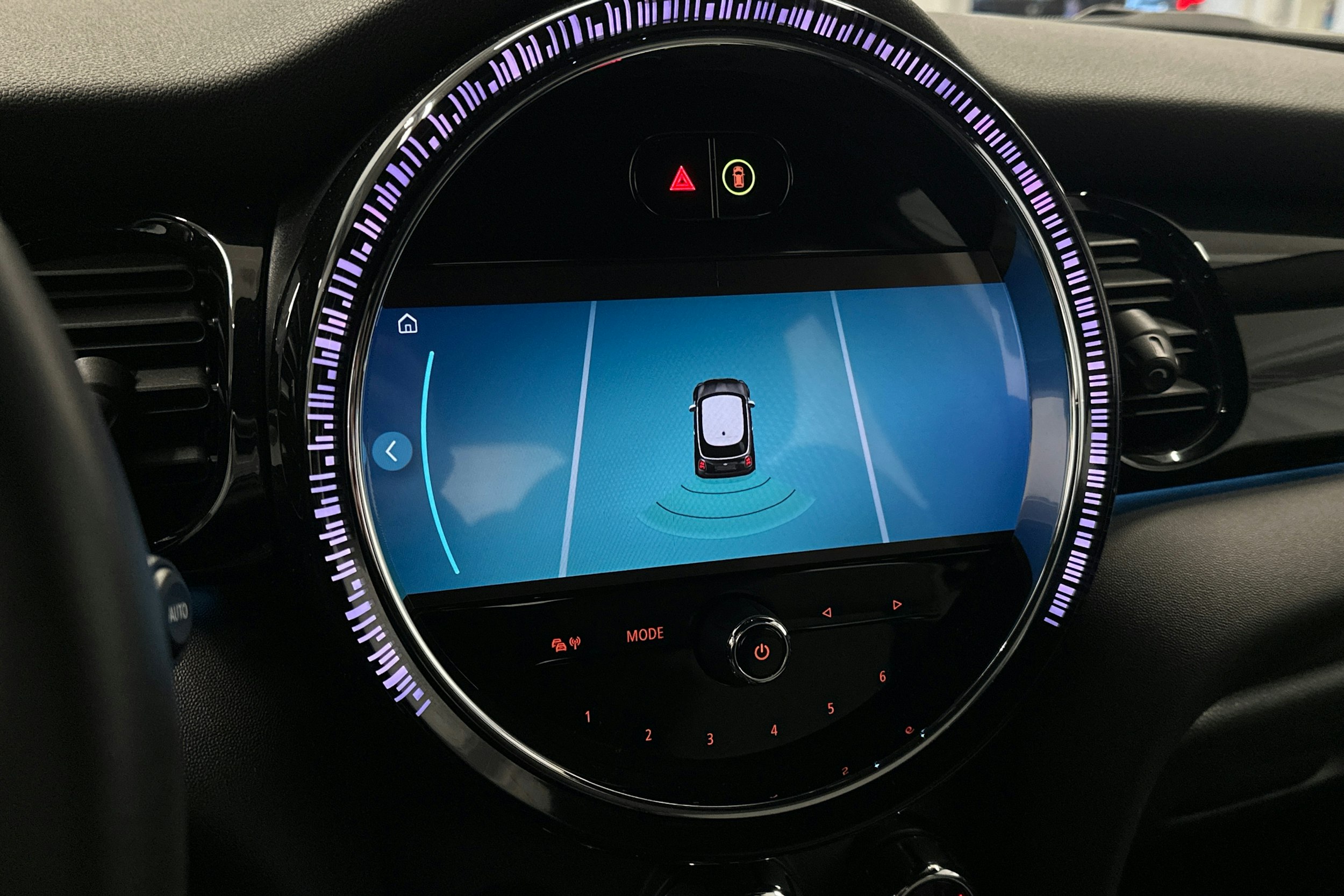 punainen Mini Hatchback 2023 kuva 28.