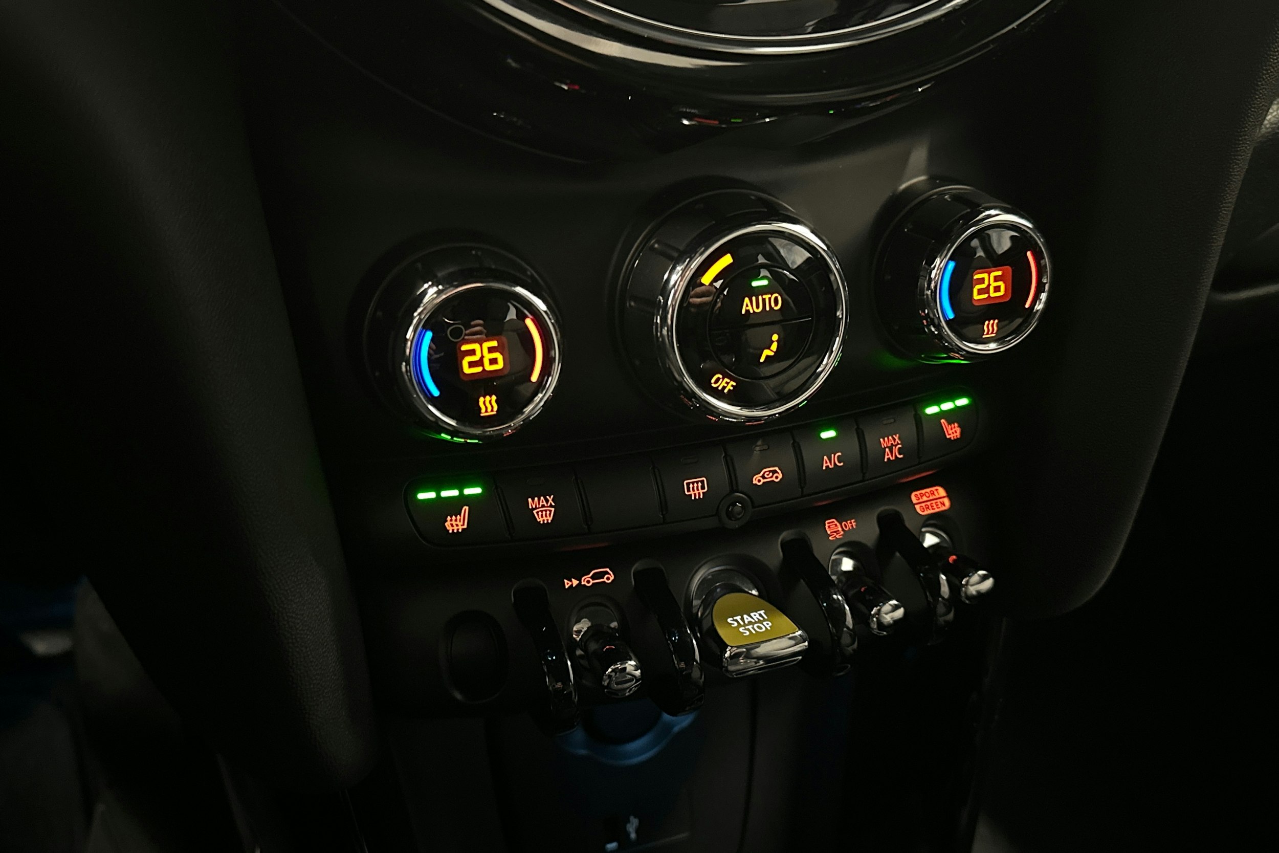 punainen Mini Hatchback 2023 kuva 29.