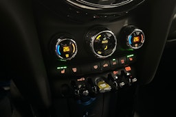 punainen Mini Hatchback 2023 kuva 29.