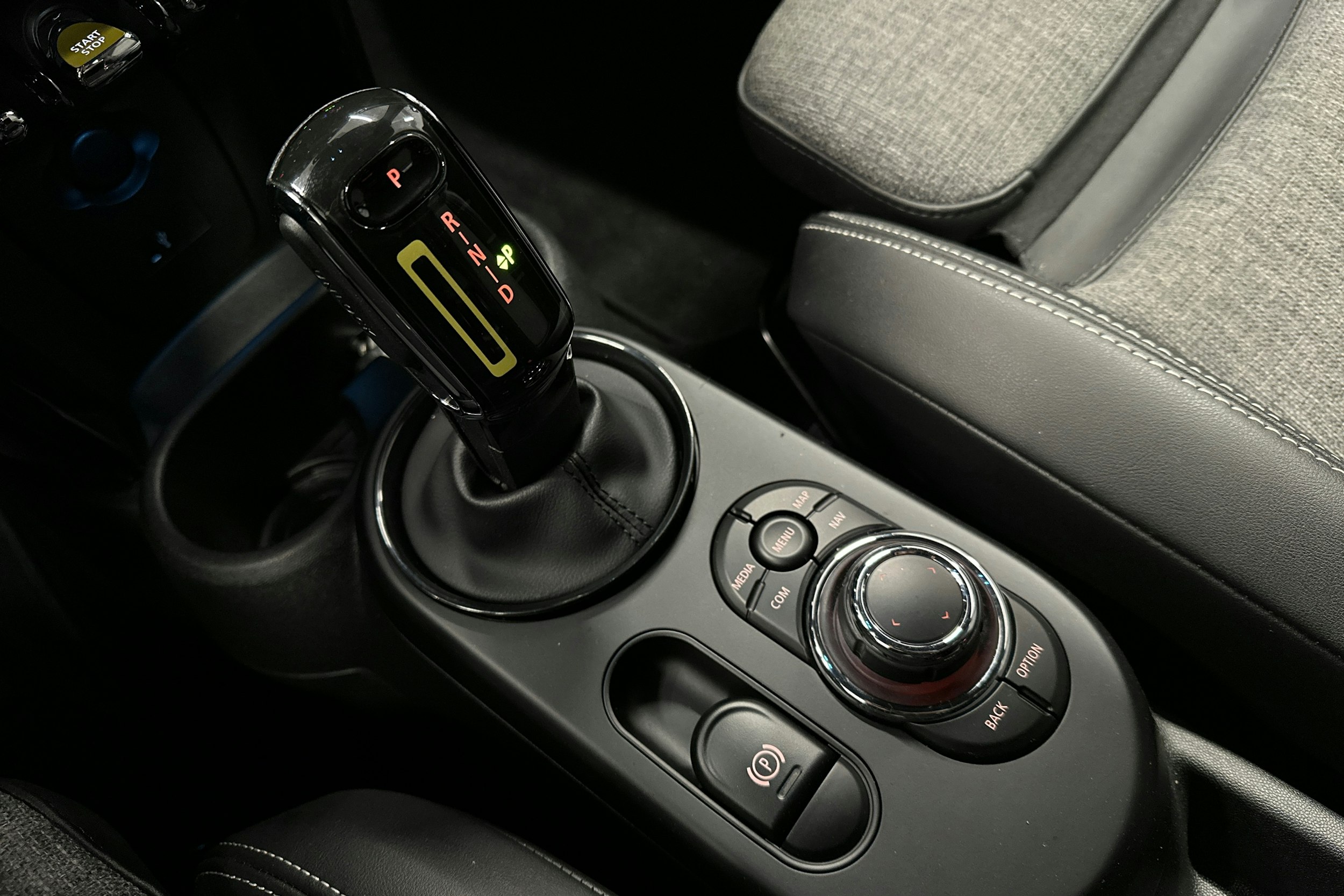 punainen Mini Hatchback 2023 kuva 30.