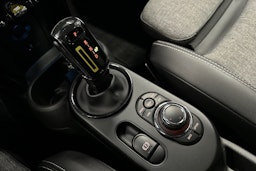 punainen Mini Hatchback 2023 kuva 30.