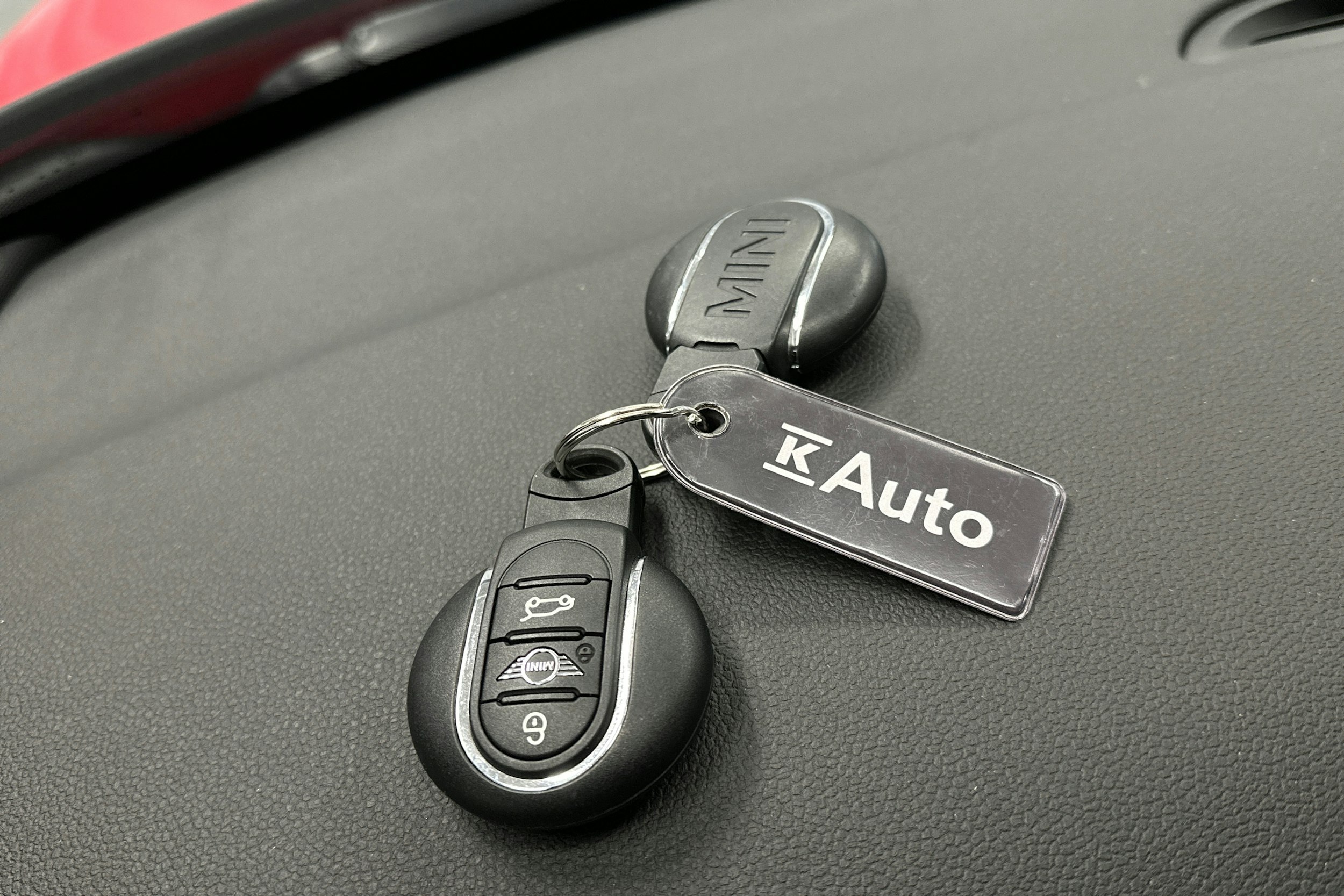 punainen Mini Hatchback 2023 kuva 31.