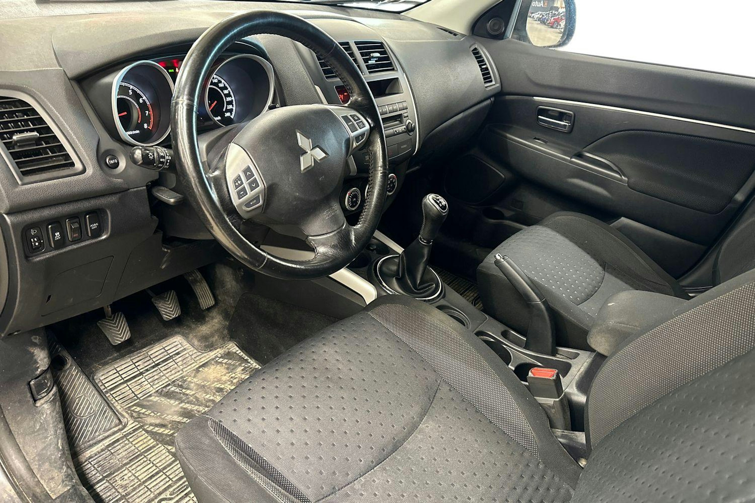 harmaa Mitsubishi ASX 2011 kuva 3.