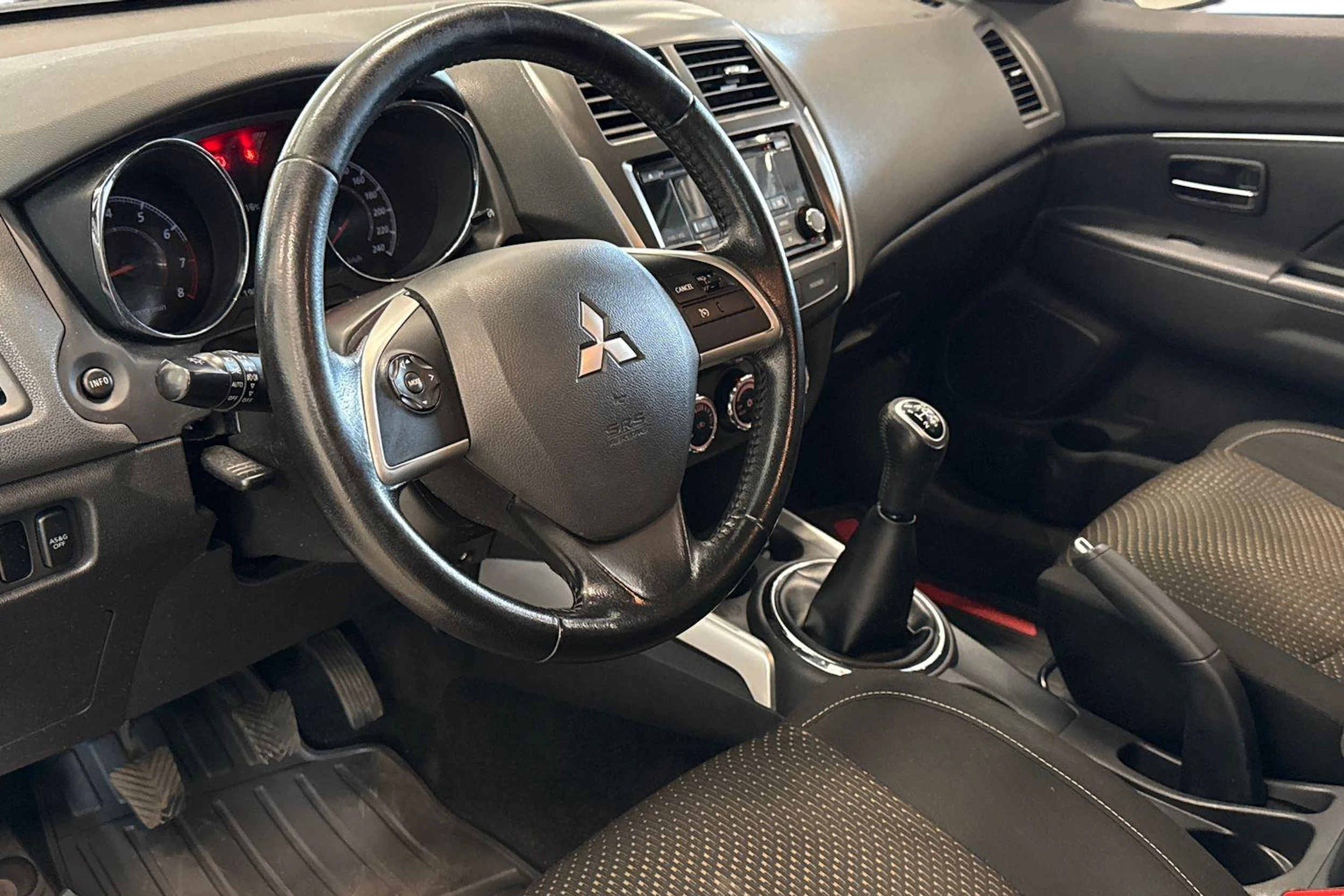 valkoinen Mitsubishi ASX 2014 kuva 7.