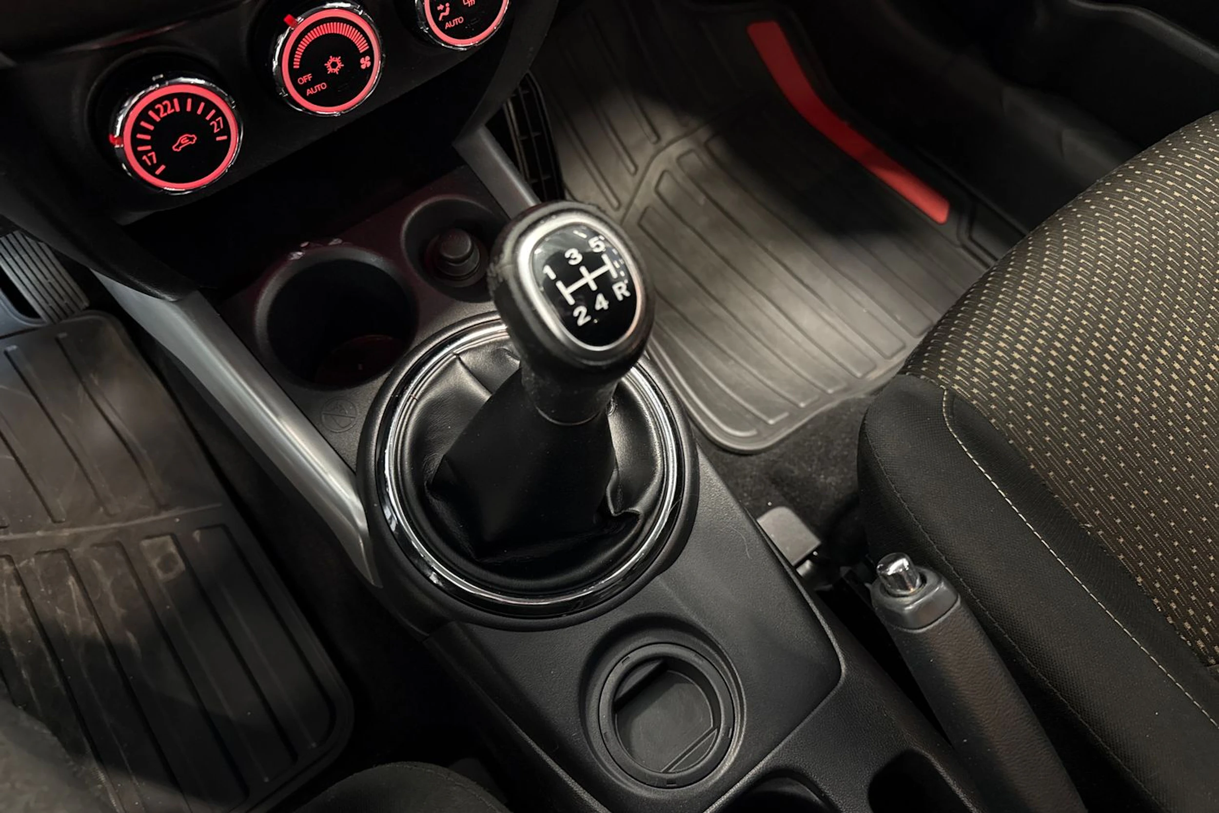 valkoinen Mitsubishi ASX 2014 kuva 21.