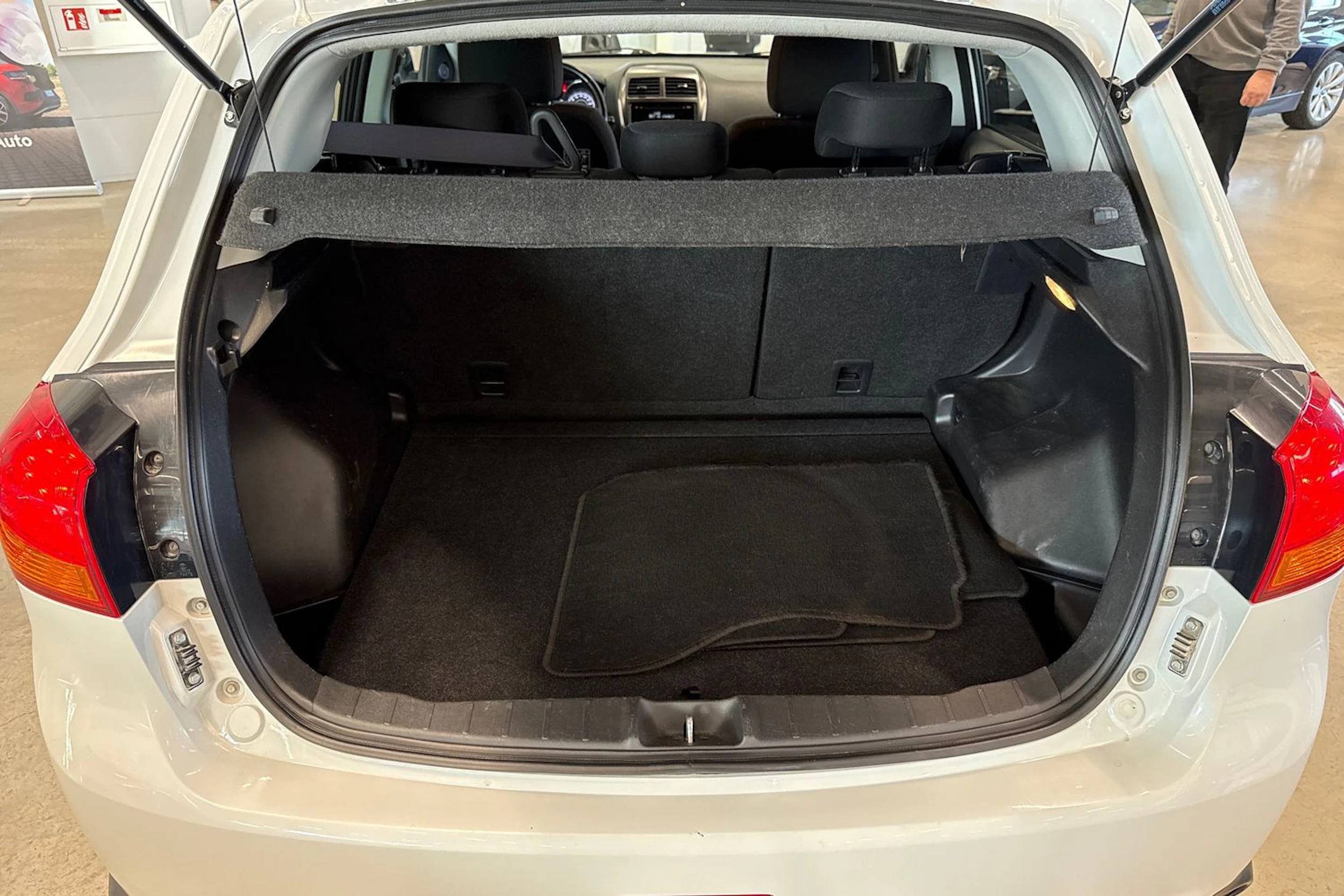 valkoinen Mitsubishi ASX 2014 kuva 23.