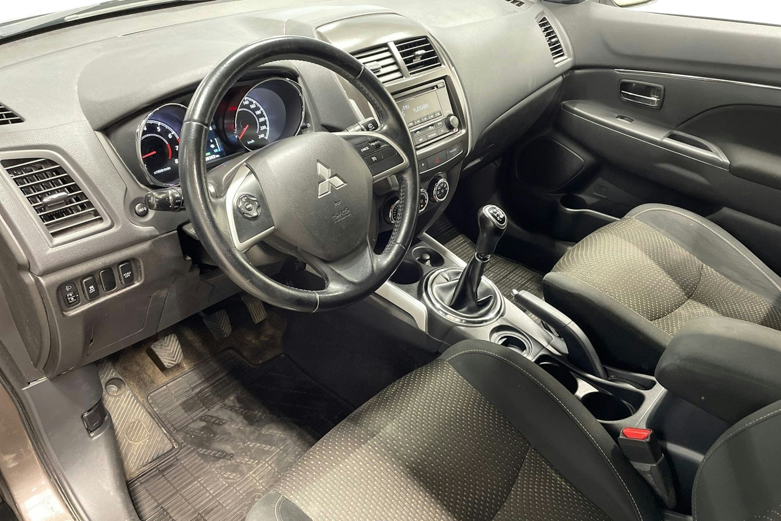 ruskea (beige) Mitsubishi ASX 2014 kuva 7.