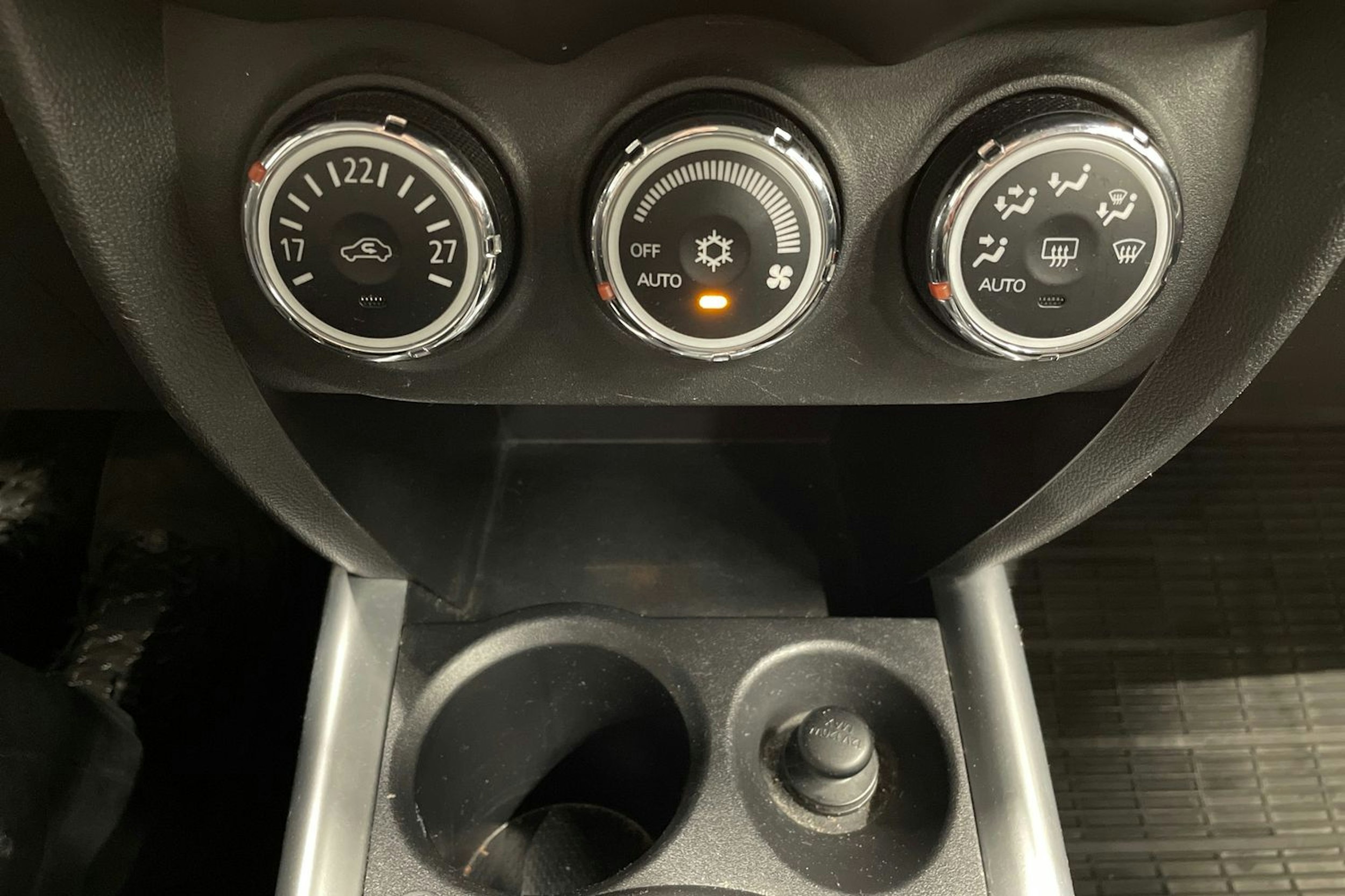 ruskea (beige) Mitsubishi ASX 2014 kuva 17.