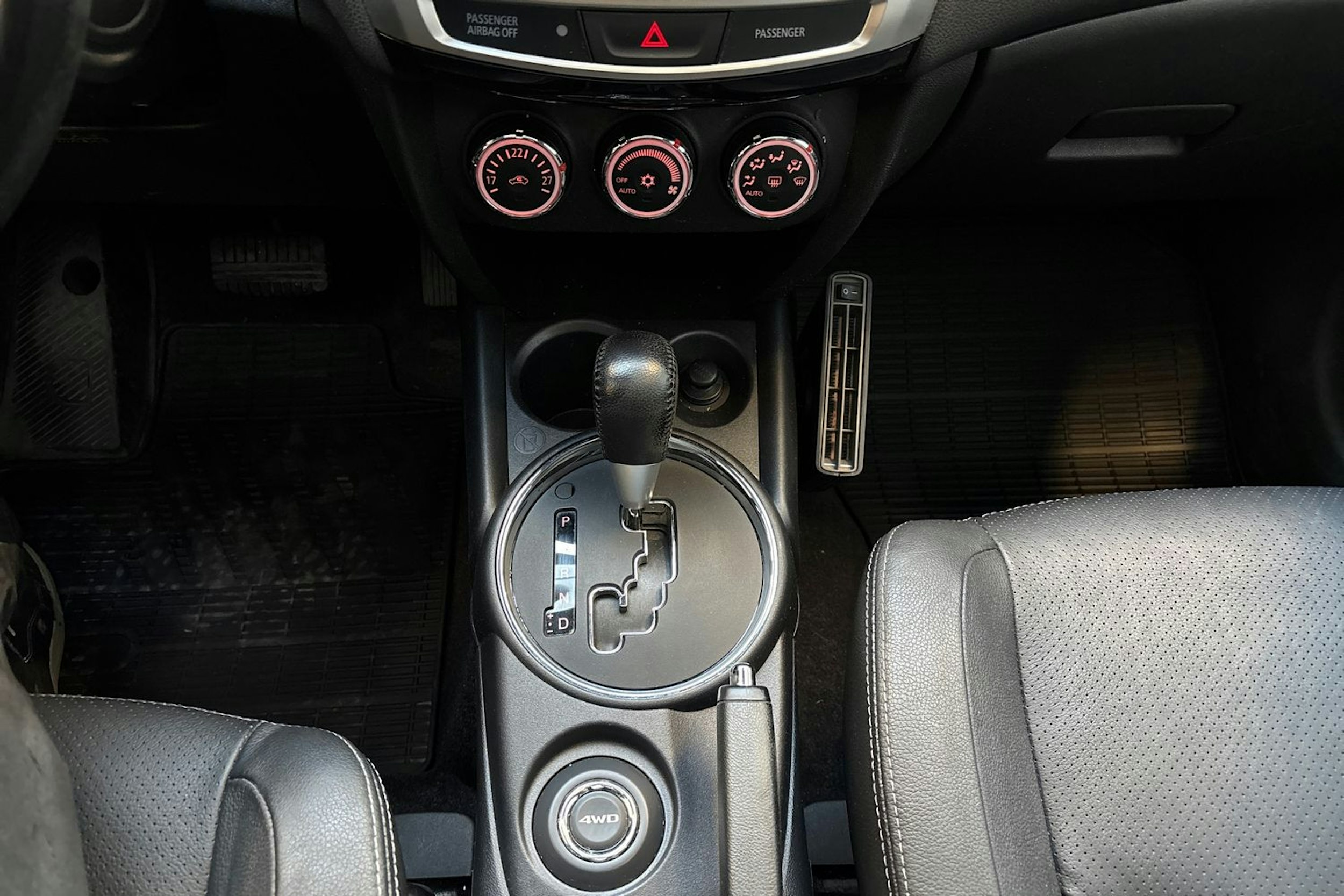 ruskea (beige) Mitsubishi ASX 2015 kuva 17.