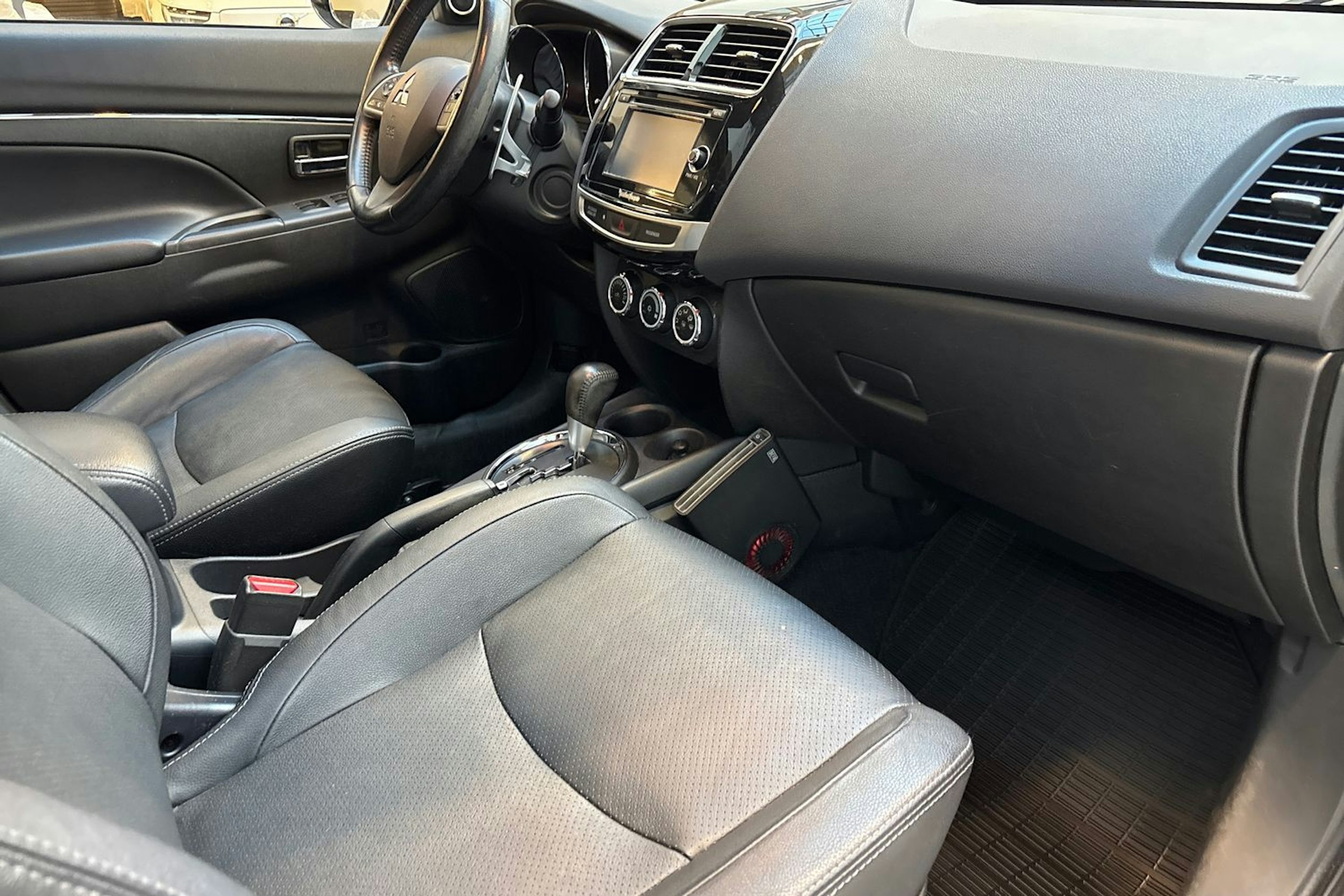 ruskea (beige) Mitsubishi ASX 2015 kuva 19.