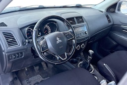 punainen Mitsubishi ASX 2016 kuva 3.