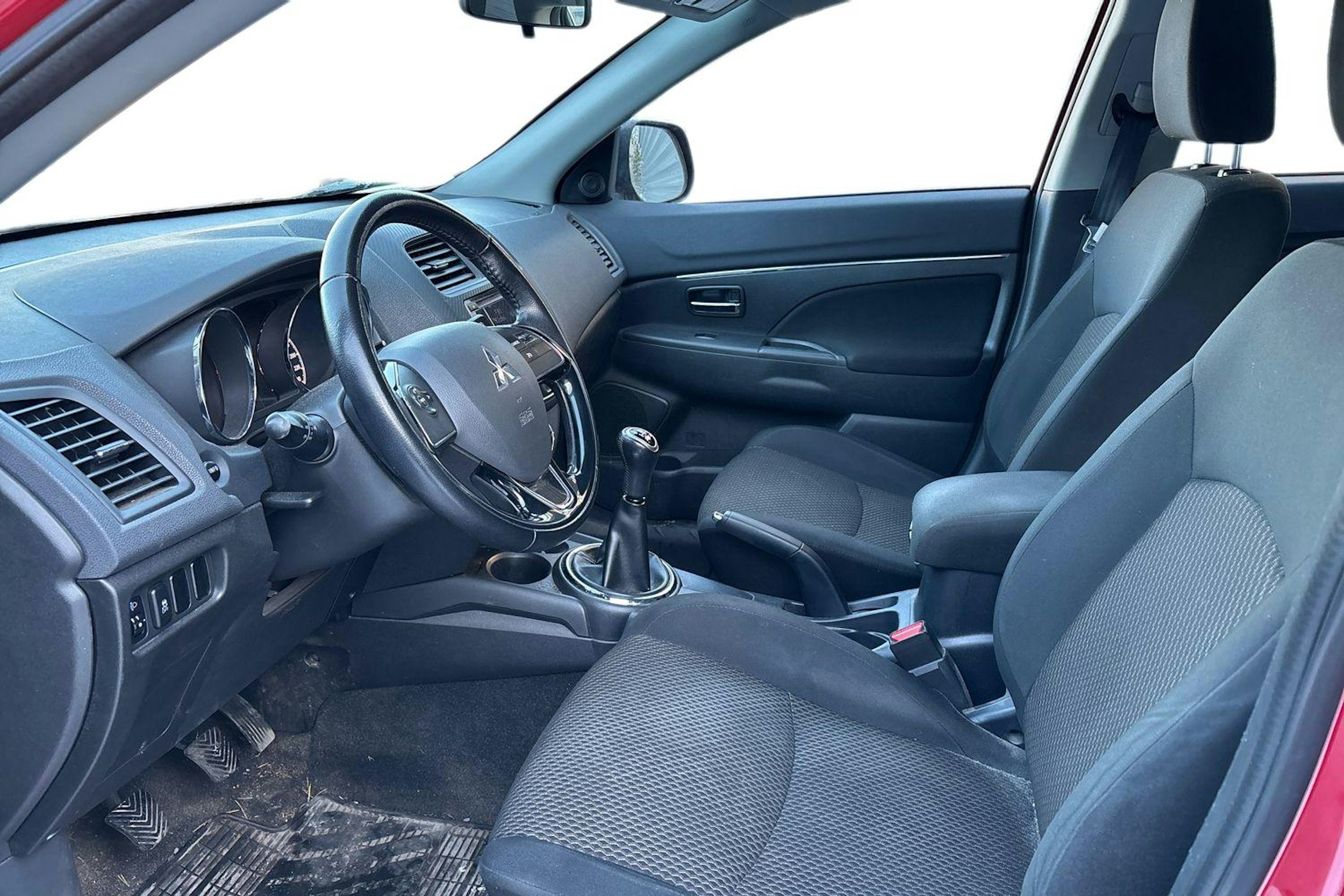 punainen Mitsubishi ASX 2016 kuva 3.