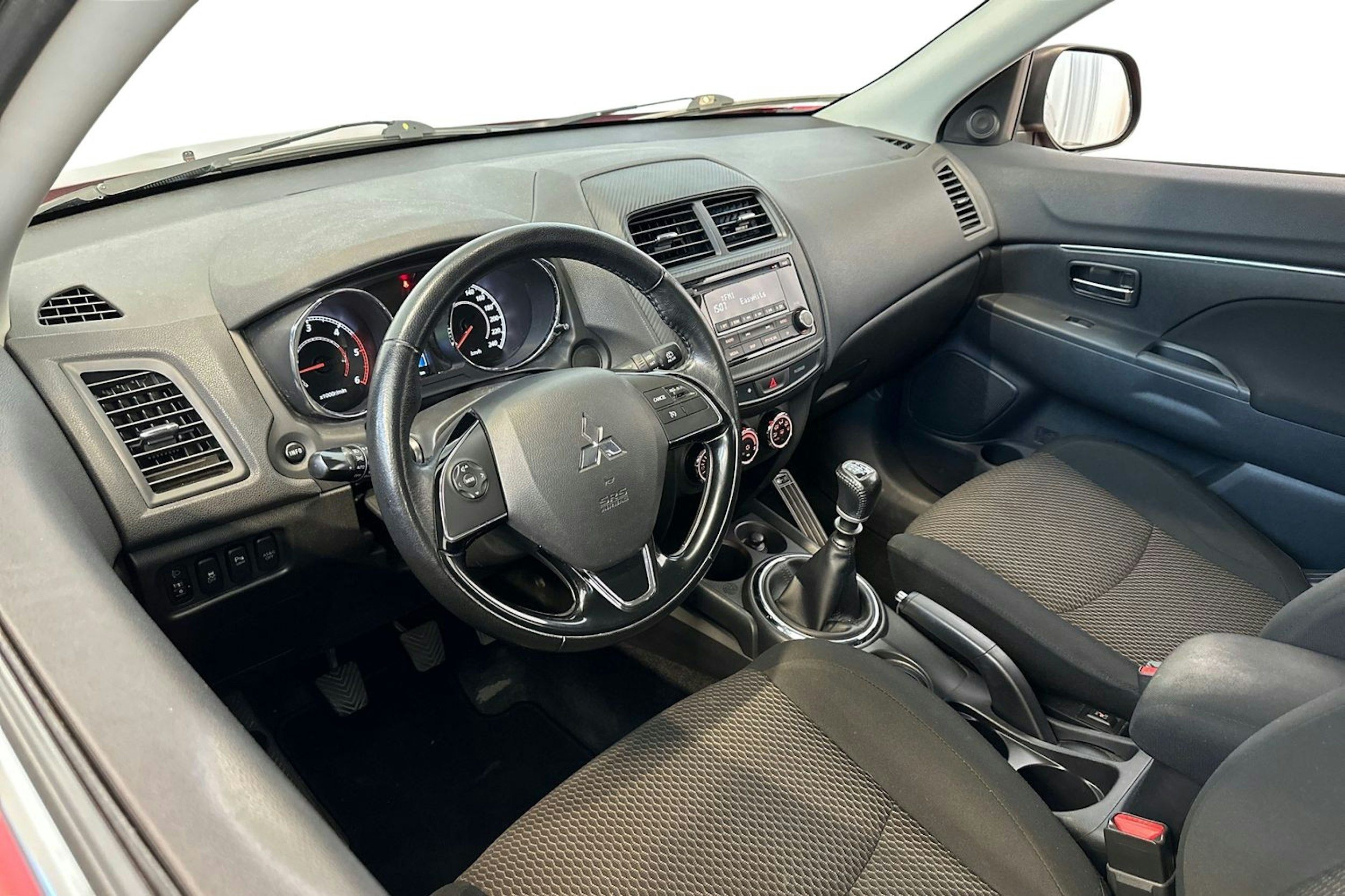 punainen Mitsubishi ASX 2016 kuva 7.