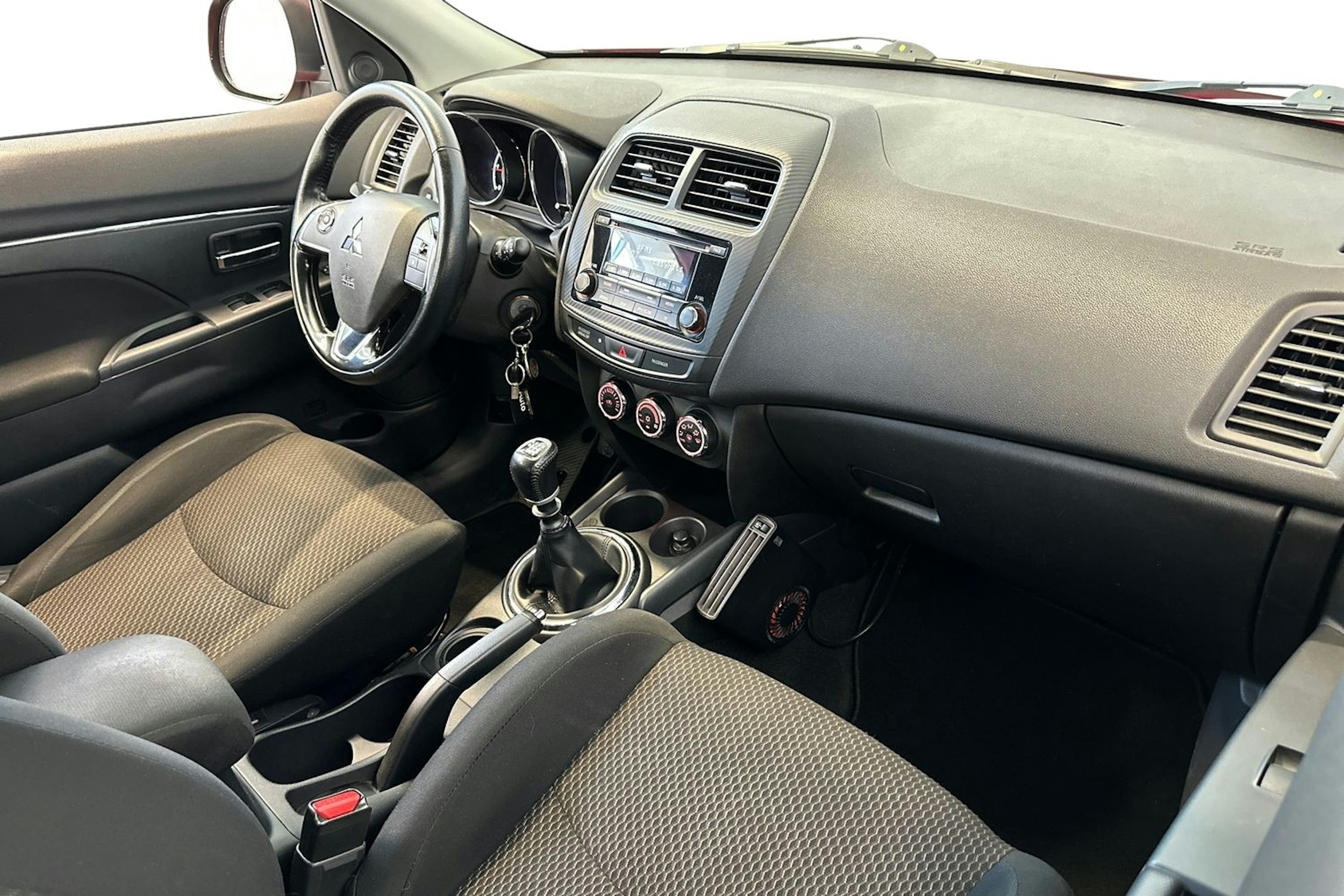 punainen Mitsubishi ASX 2016 kuva 9.