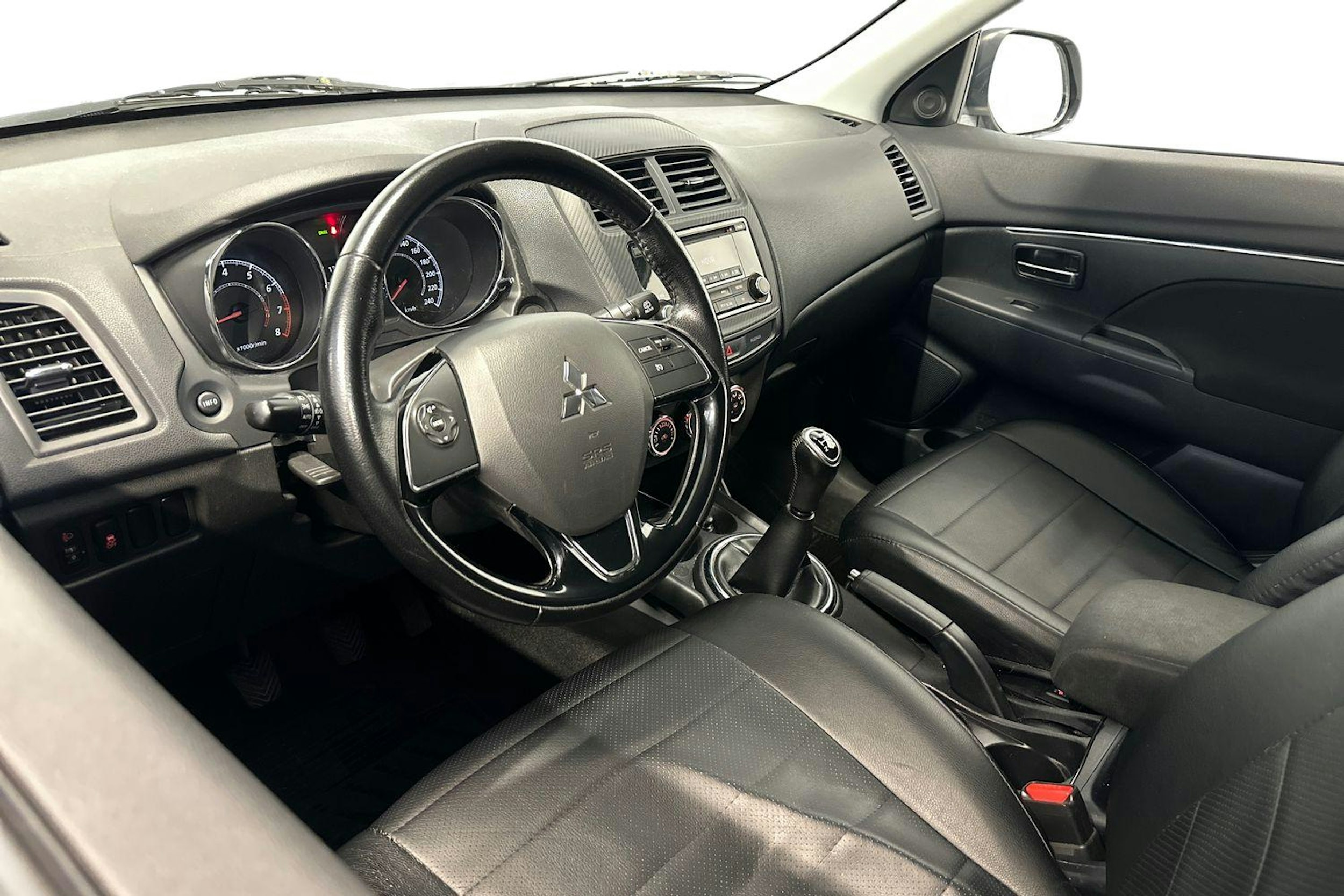 valkoinen Mitsubishi ASX 2017 kuva 7.