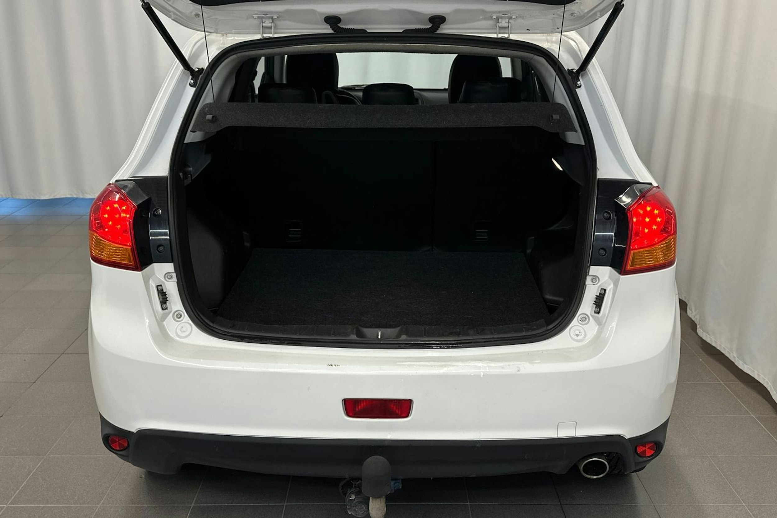 valkoinen Mitsubishi ASX 2017 kuva 13.