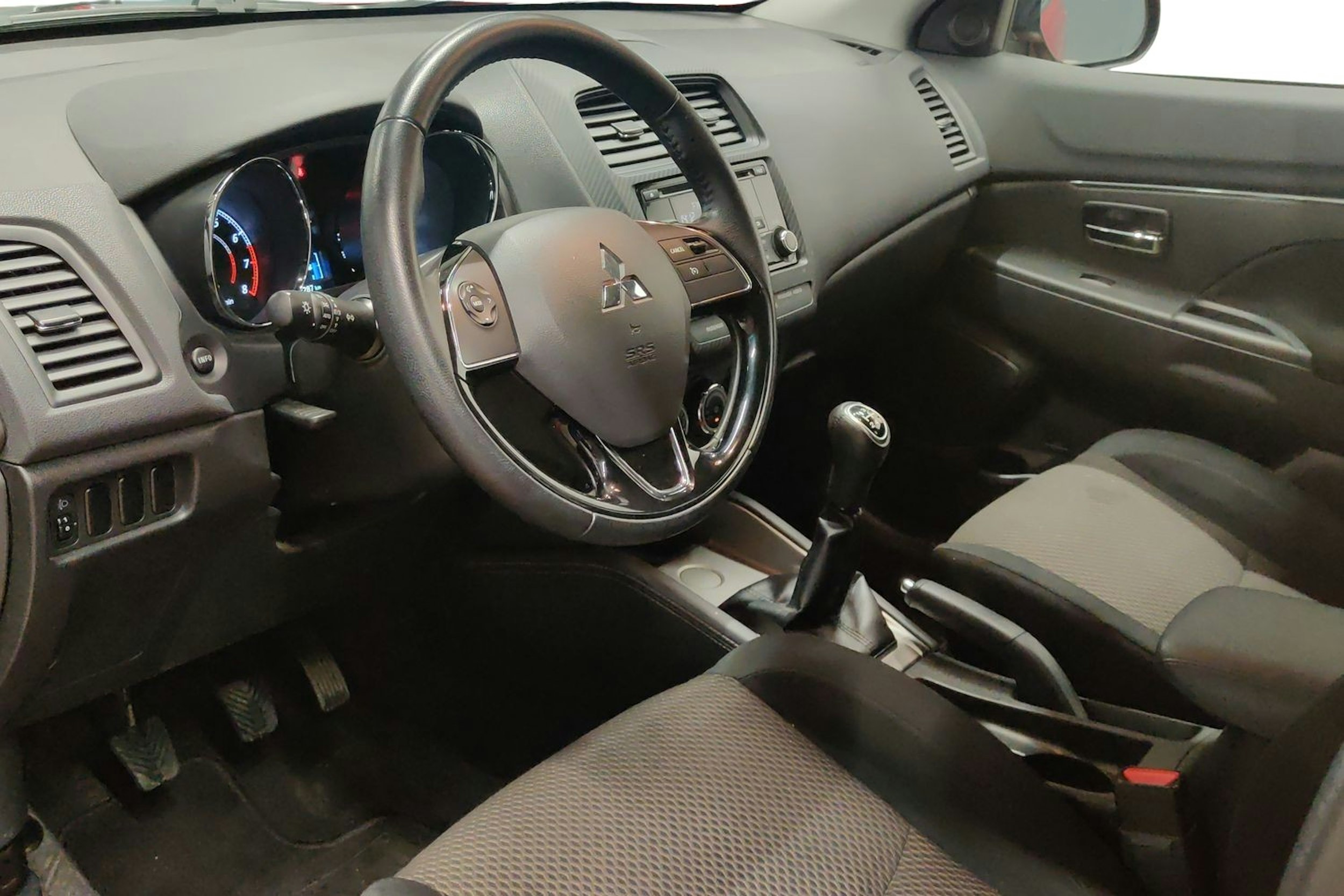 punainen Mitsubishi ASX 2018 kuva 7.
