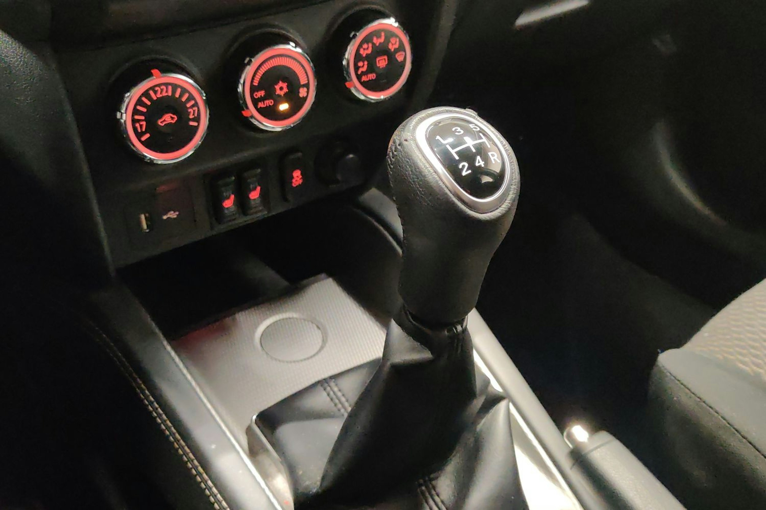 punainen Mitsubishi ASX 2018 kuva 18.