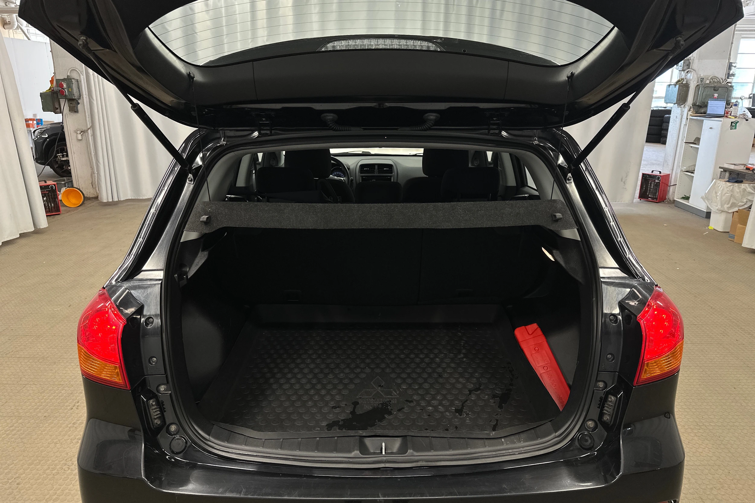 musta Mitsubishi ASX 2018 kuva 17.