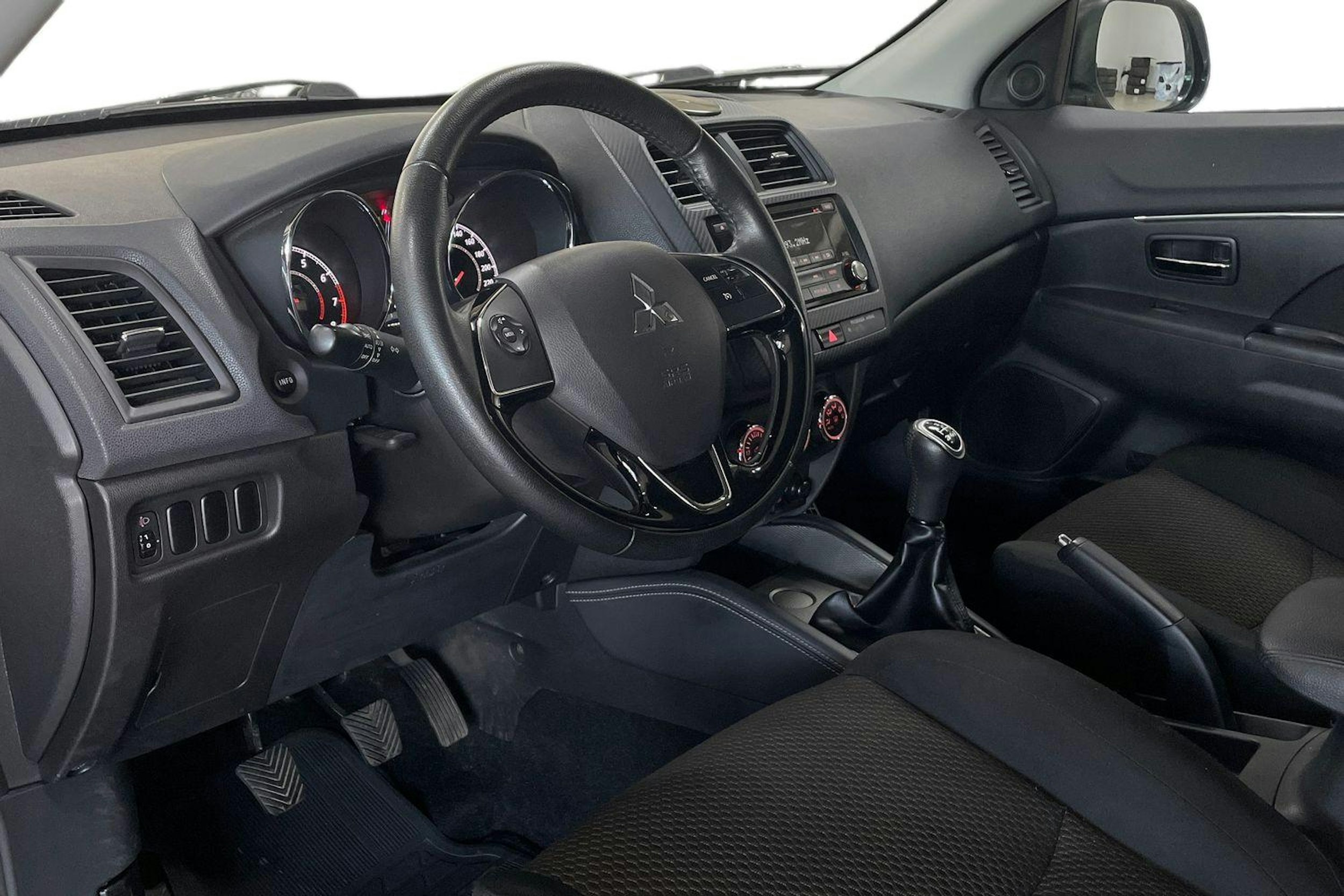 Harmaa Mitsubishi ASX 2018 kuva 7.