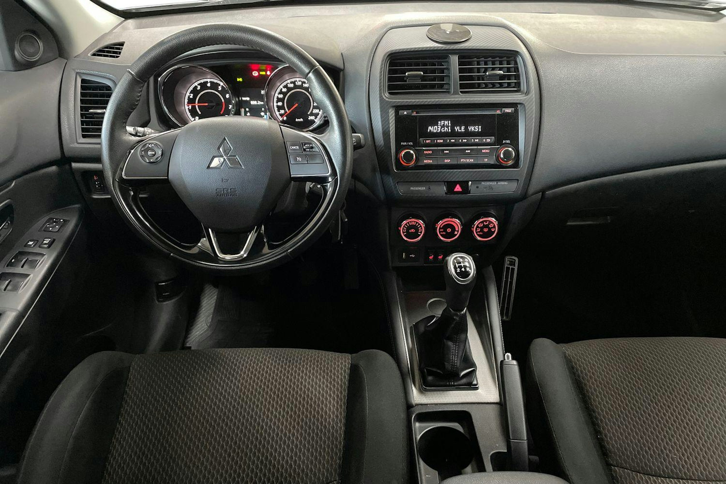 Harmaa Mitsubishi ASX 2018 kuva 9.
