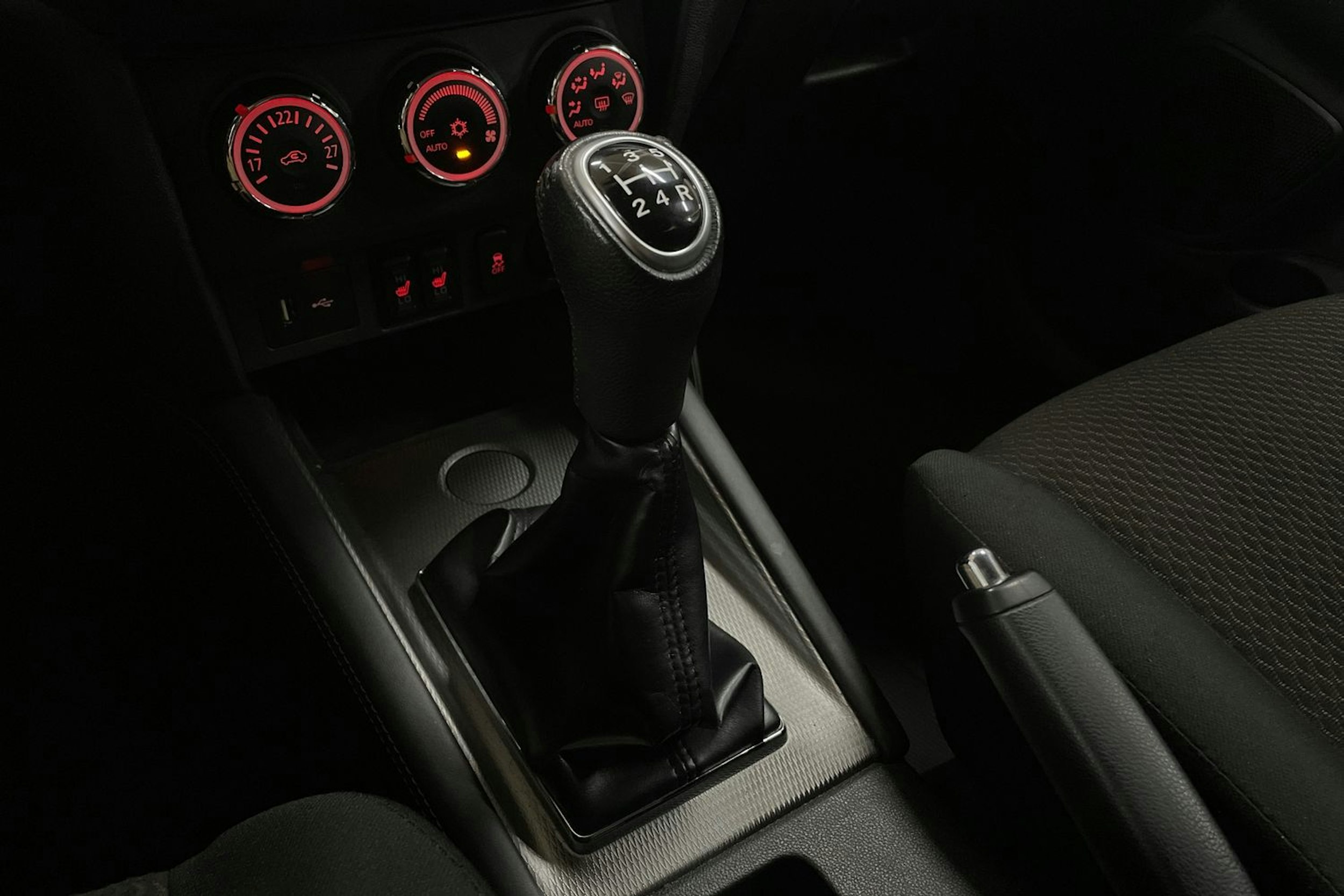 Harmaa Mitsubishi ASX 2018 kuva 19.