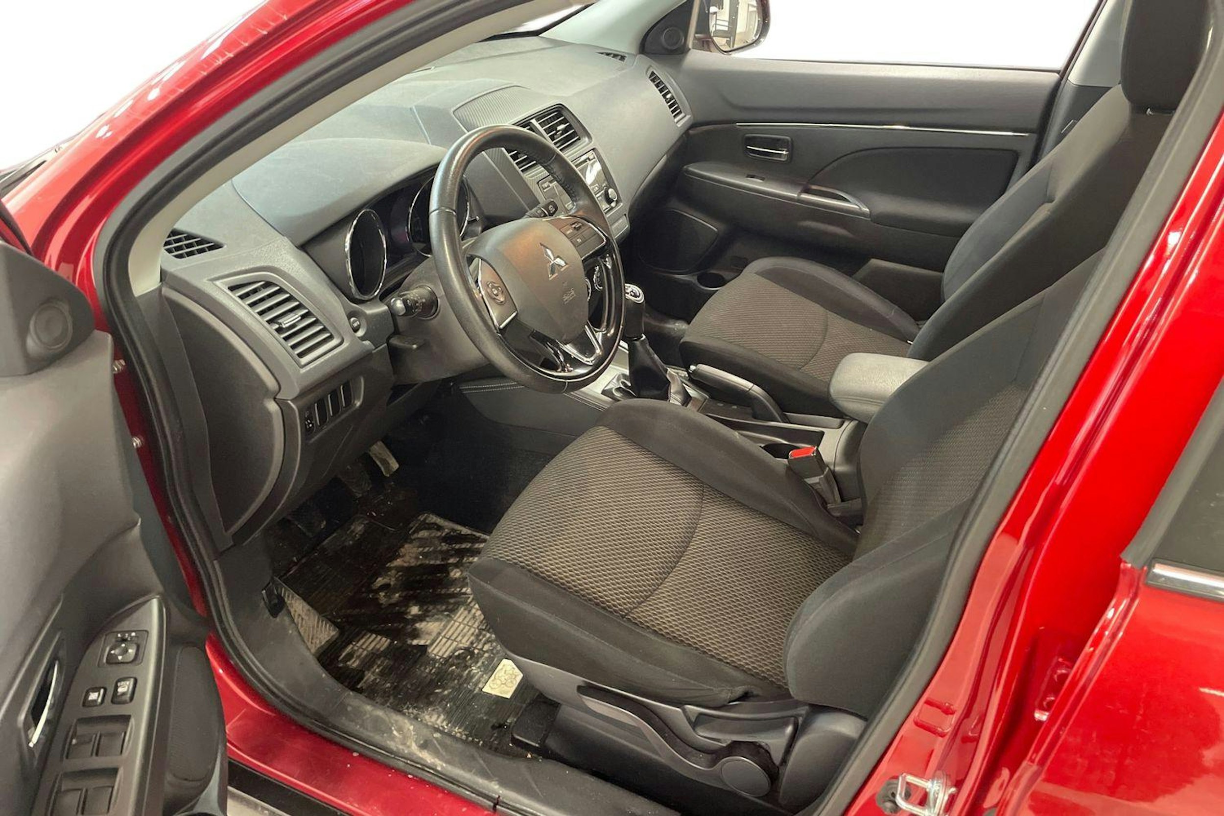 punainen Mitsubishi ASX 2019 kuva 3.