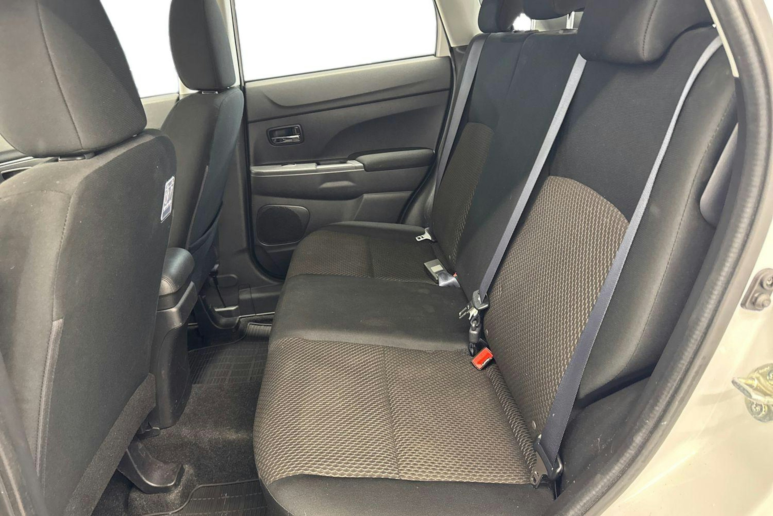 valkoinen Mitsubishi ASX 2021 kuva 10.