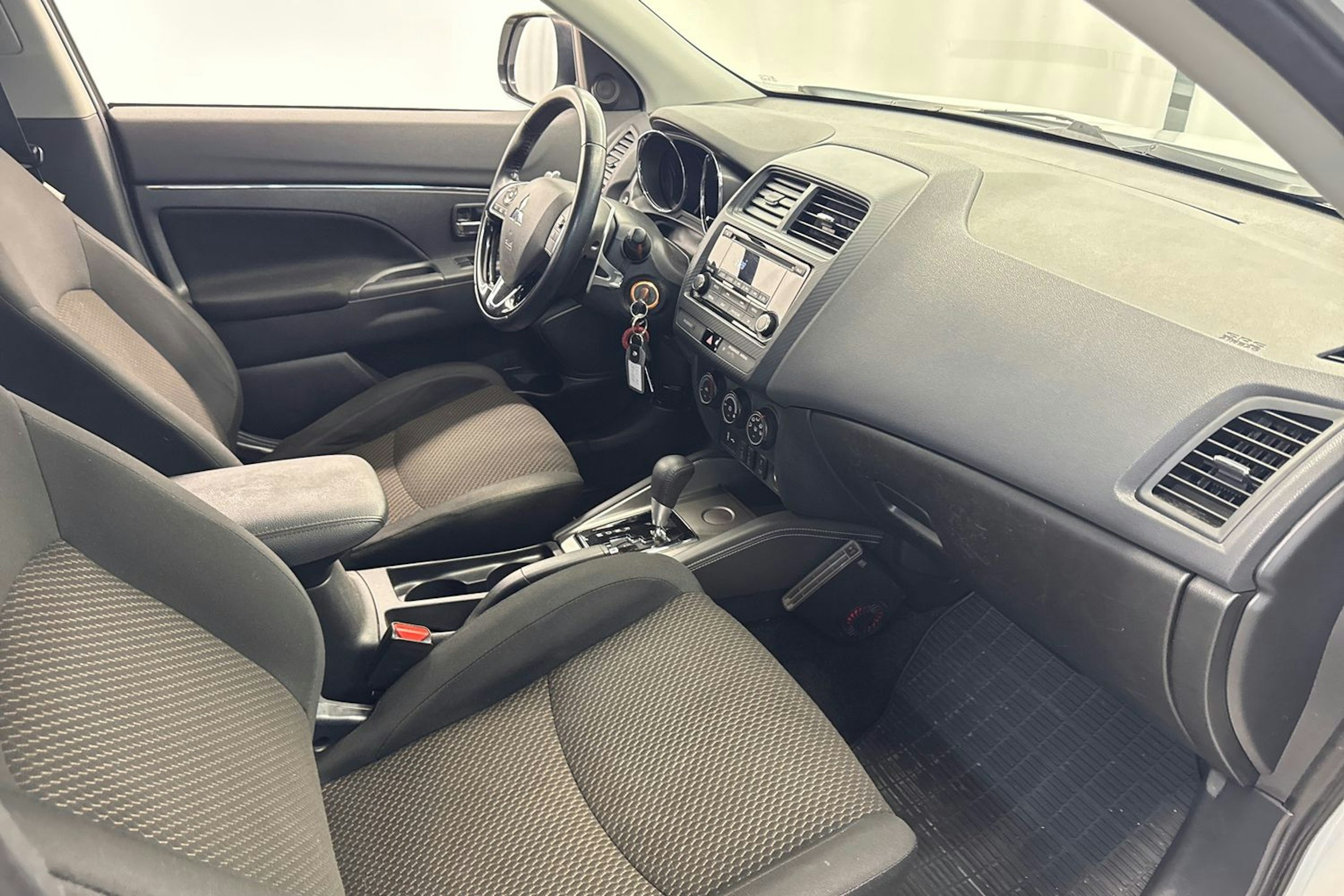 valkoinen Mitsubishi ASX 2021 kuva 17.