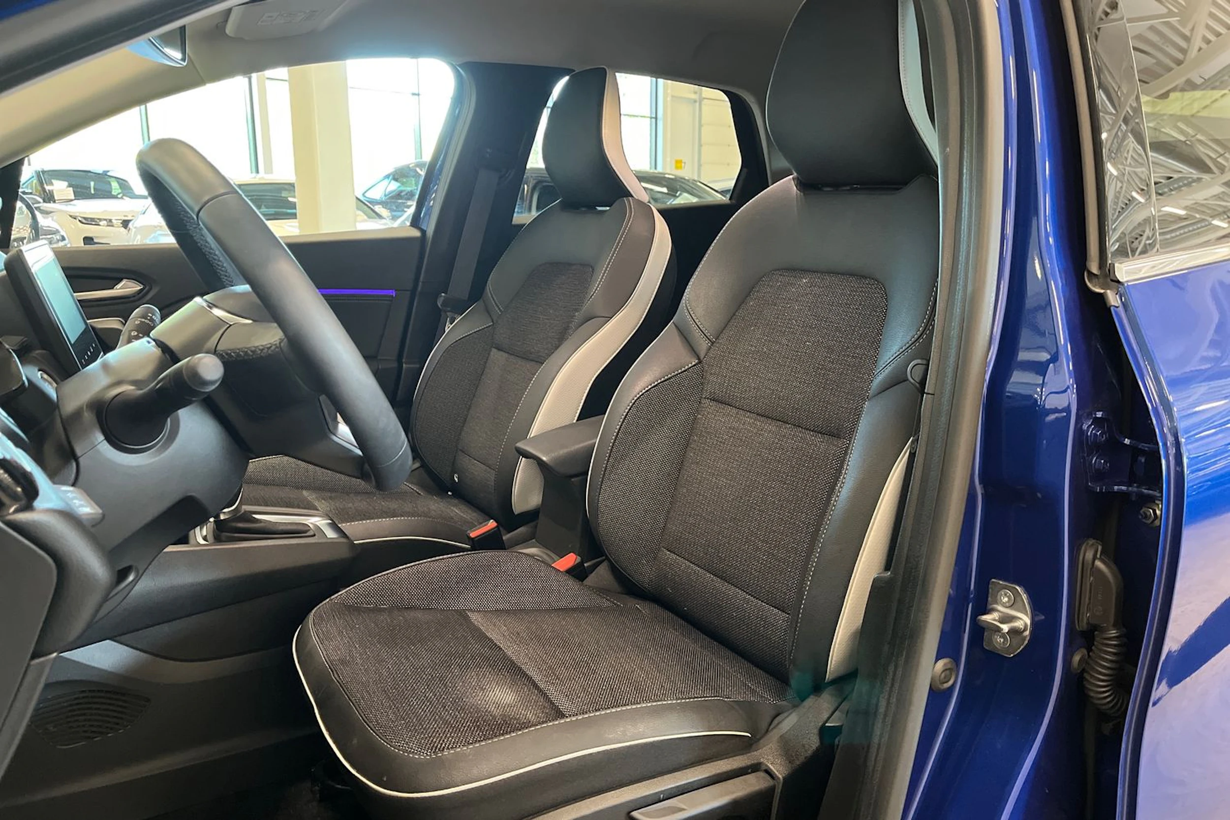 sininen Mitsubishi ASX 2024 kuva 11.