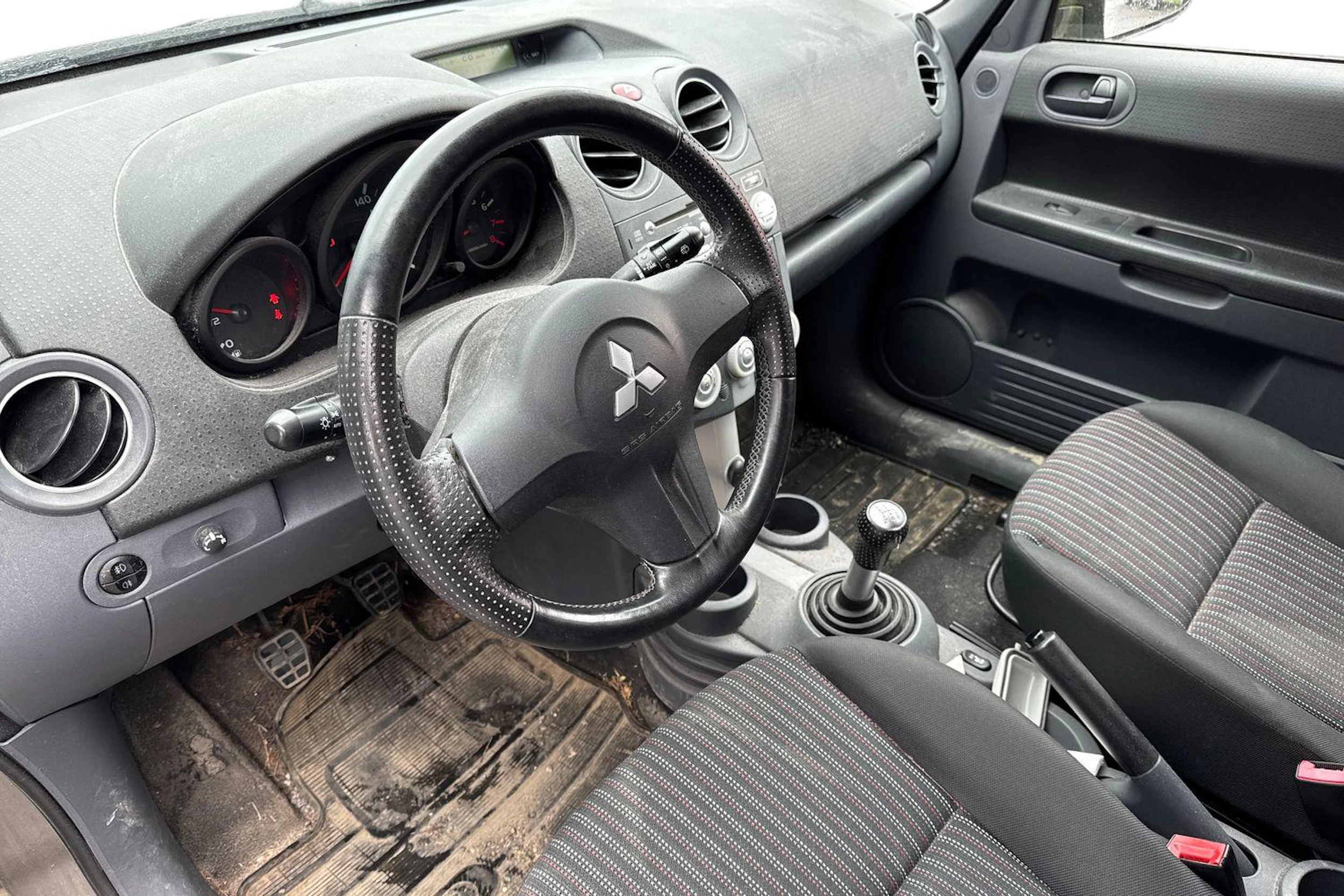 harmaa Mitsubishi Colt 2008 kuva 3.