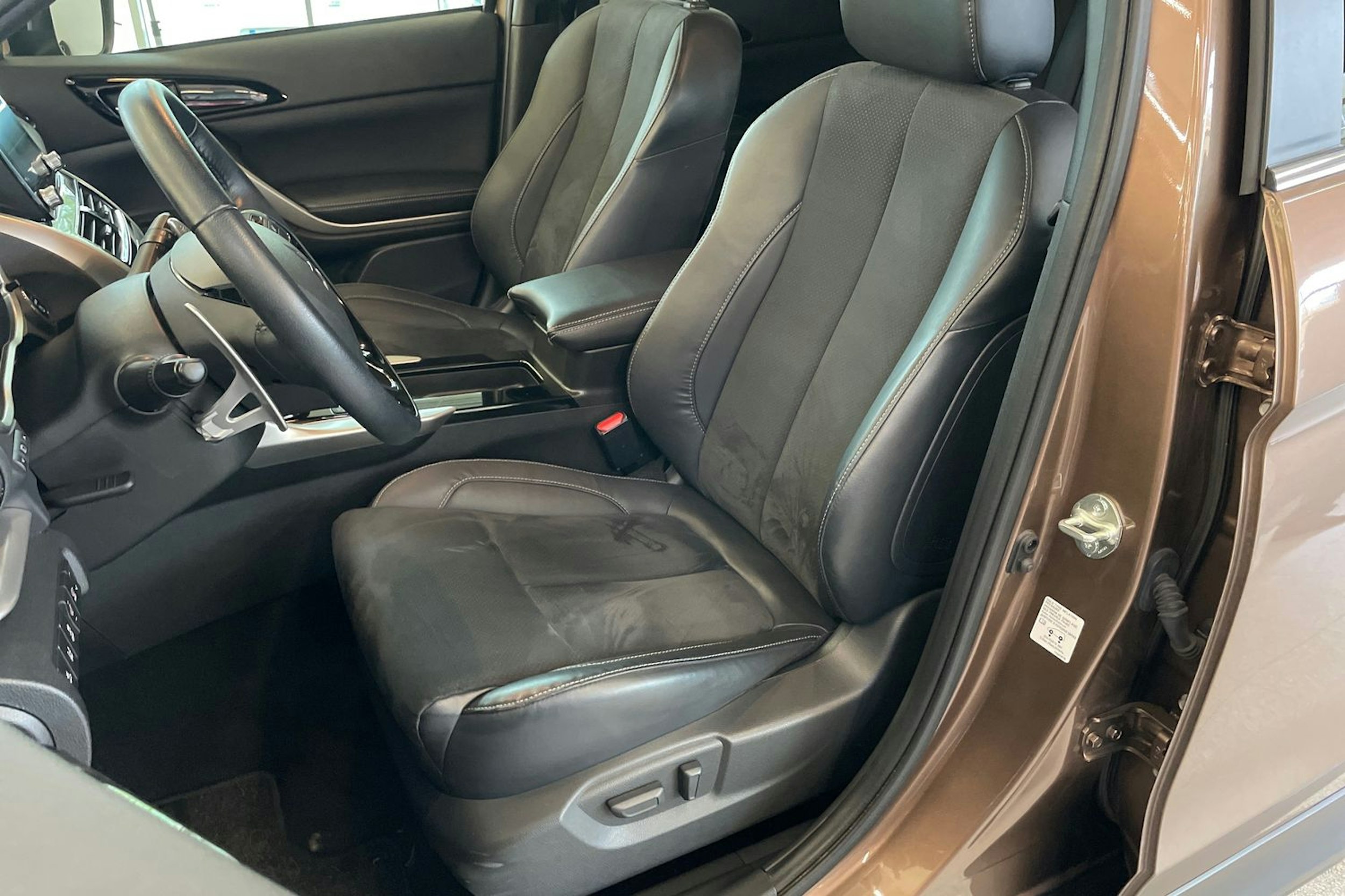 ruskea (beige) Mitsubishi Eclipse 2021 kuva 18.