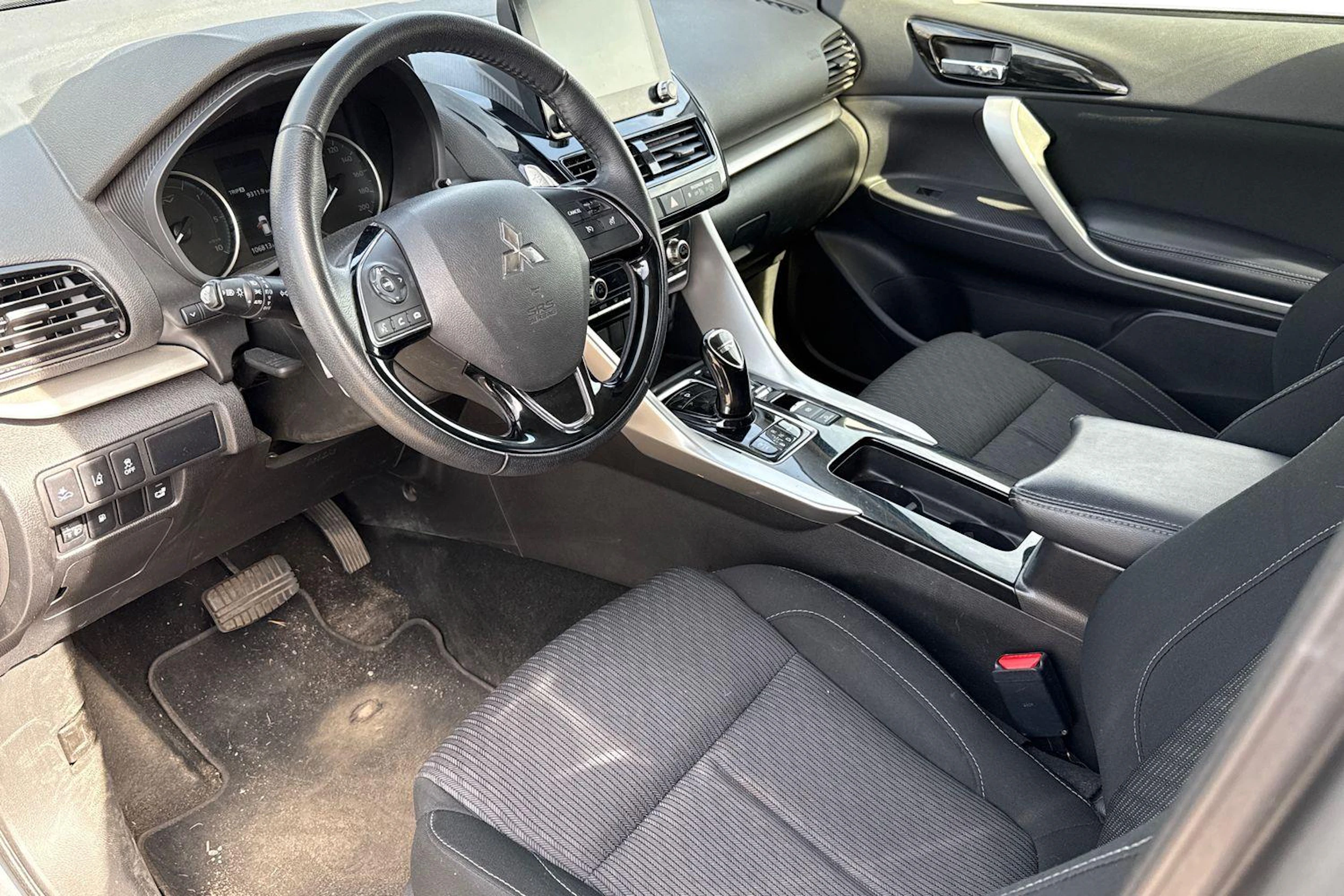 harmaa Mitsubishi Eclipse Cross 2022 kuva 3.