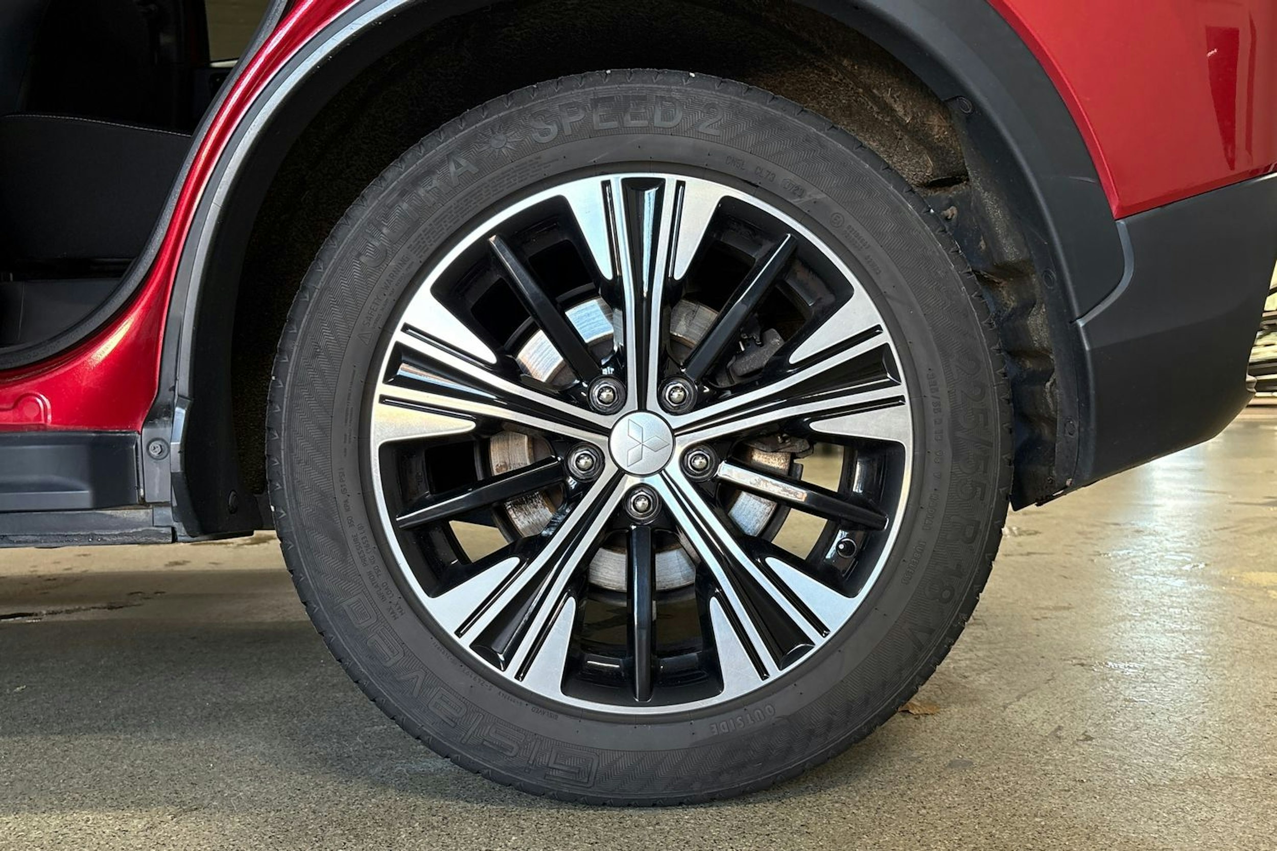 punainen Mitsubishi Eclipse Cross 2018 kuva 11.