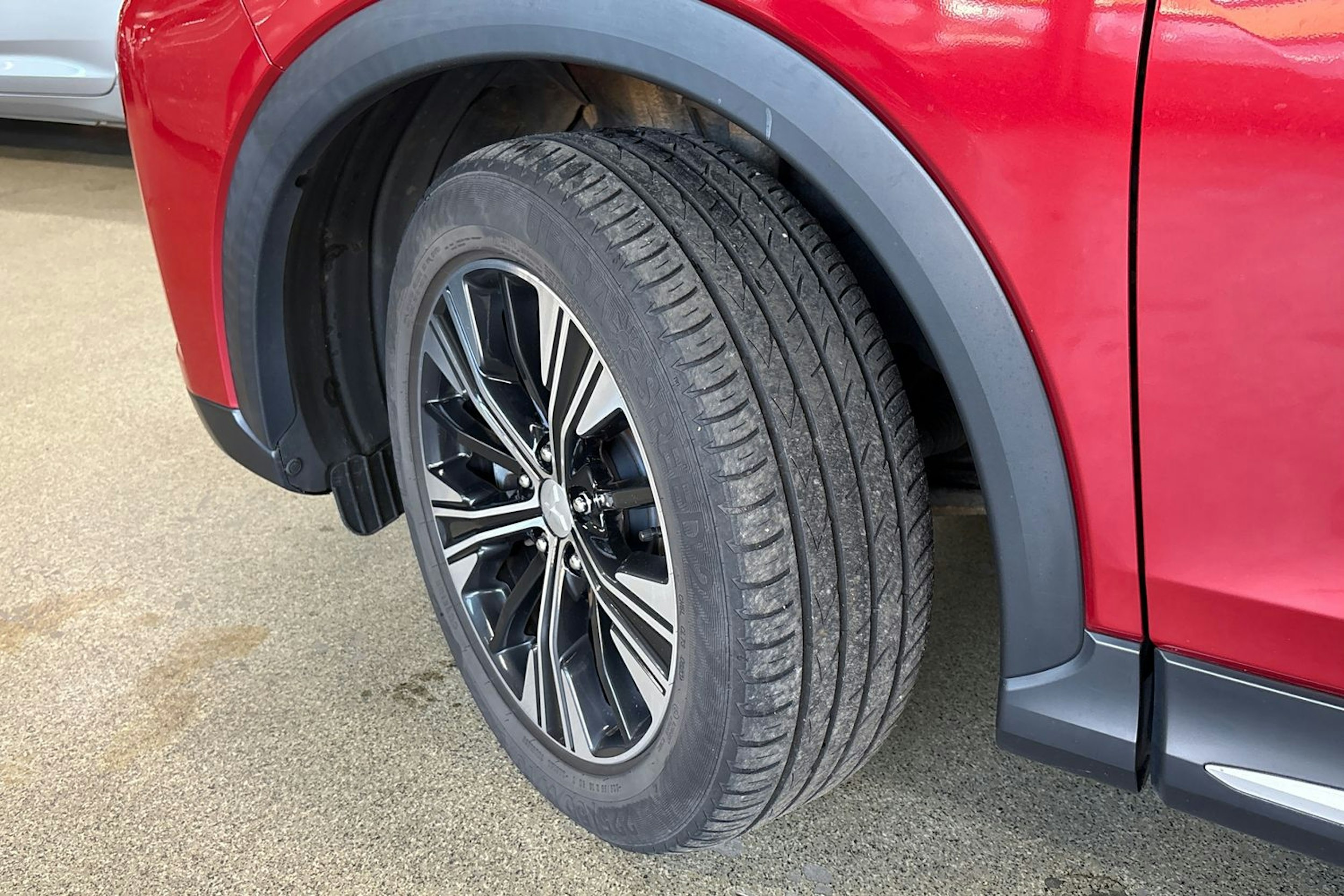 punainen Mitsubishi Eclipse Cross 2018 kuva 13.