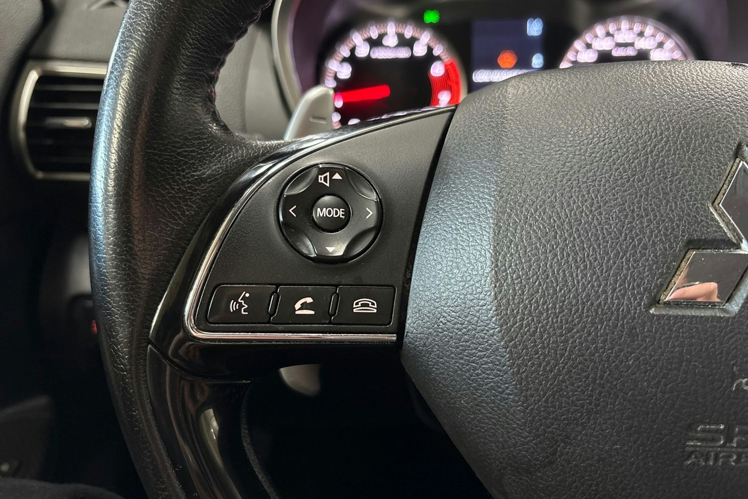 punainen Mitsubishi Eclipse Cross 2018 kuva 15.