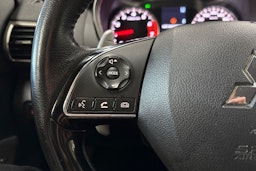 punainen Mitsubishi Eclipse Cross 2018 kuva 15.