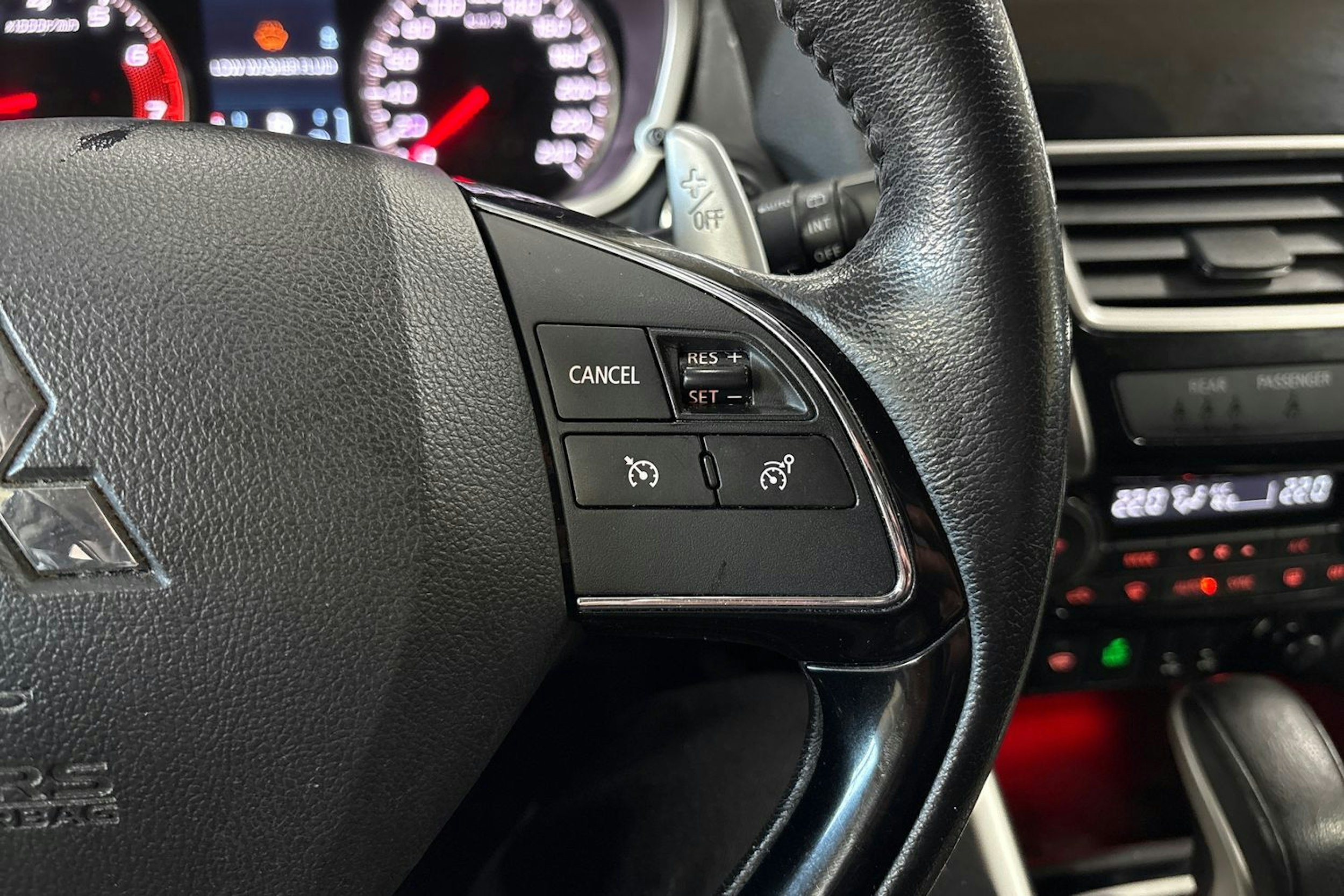 punainen Mitsubishi Eclipse Cross 2018 kuva 16.