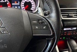 punainen Mitsubishi Eclipse Cross 2018 kuva 16.