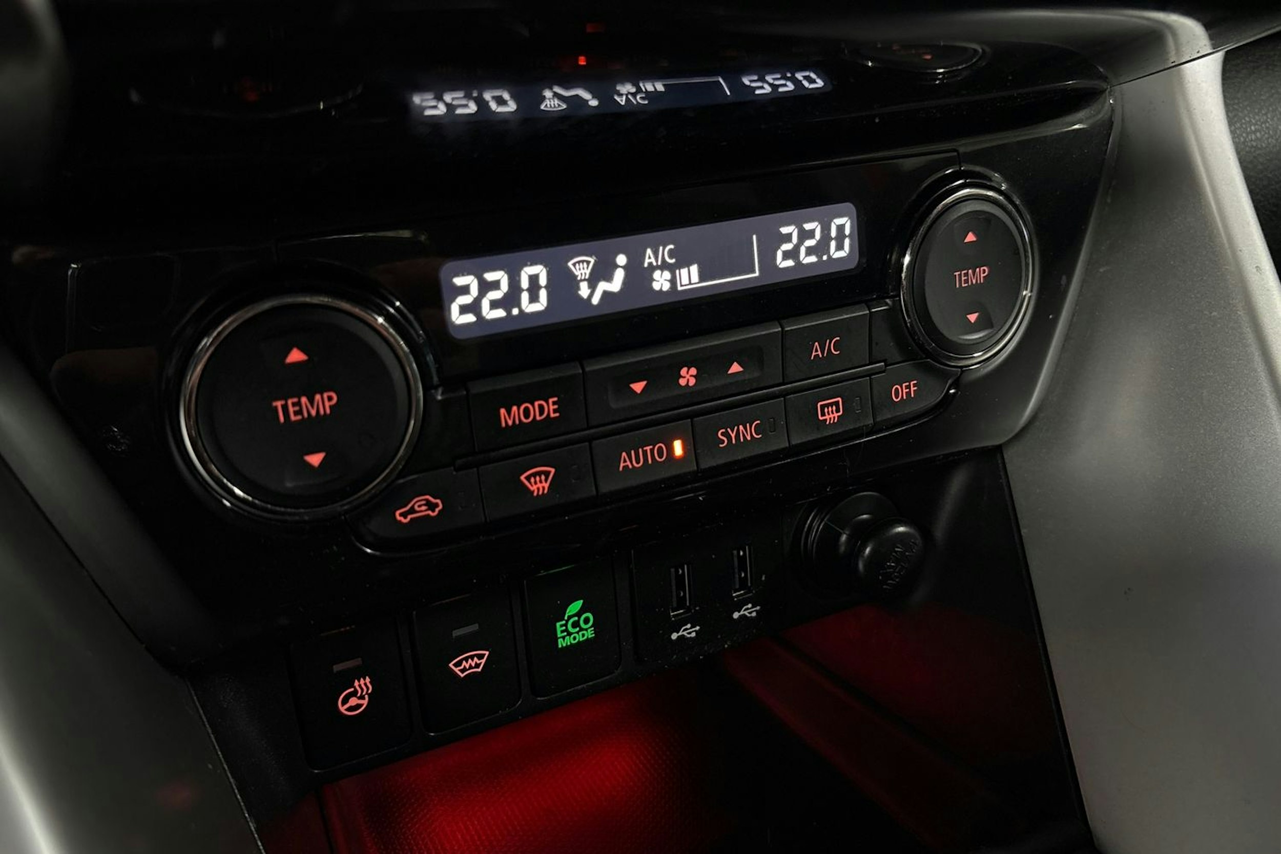 punainen Mitsubishi Eclipse Cross 2018 kuva 23.