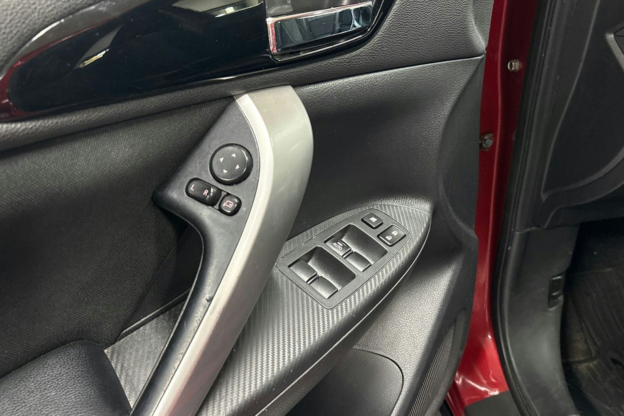 punainen Mitsubishi Eclipse Cross 2018 kuva 27.